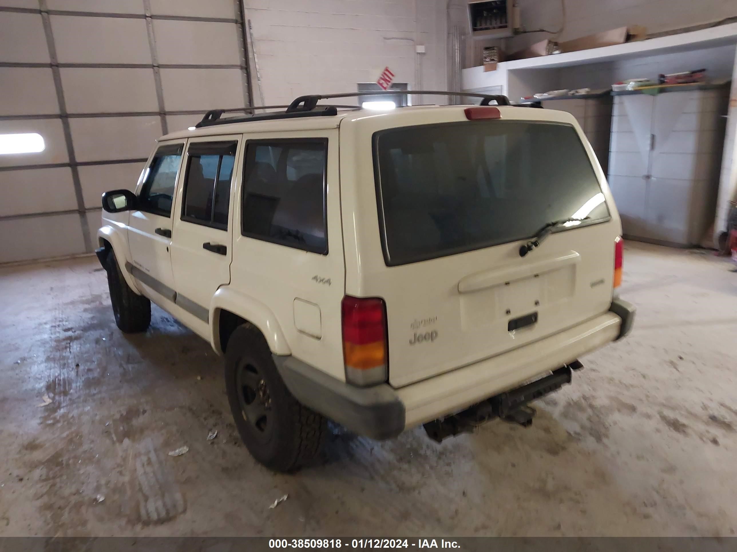 Photo 2 VIN: 1J4FF48SX1L561788 - JEEP CHEROKEE 