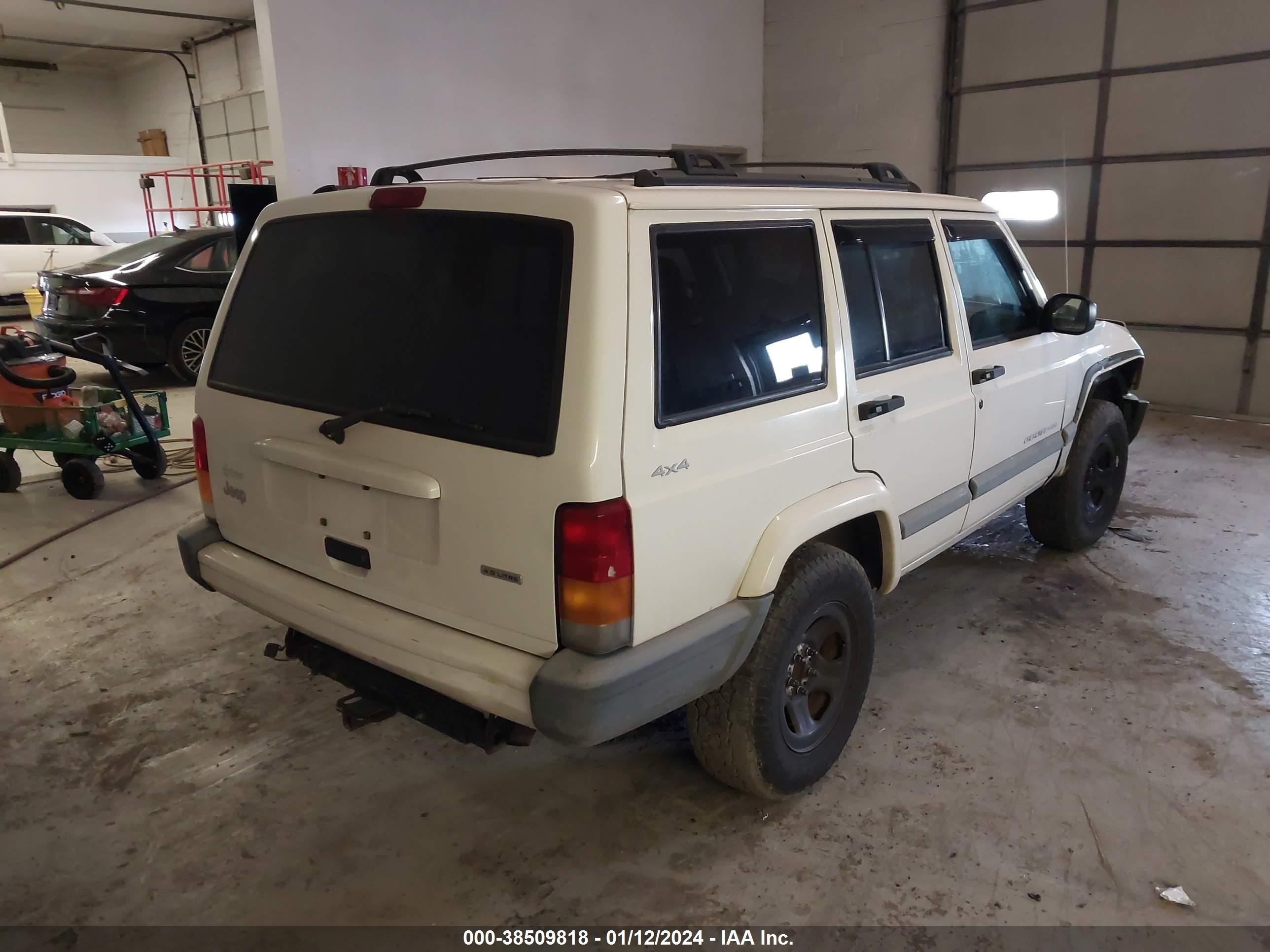 Photo 3 VIN: 1J4FF48SX1L561788 - JEEP CHEROKEE 