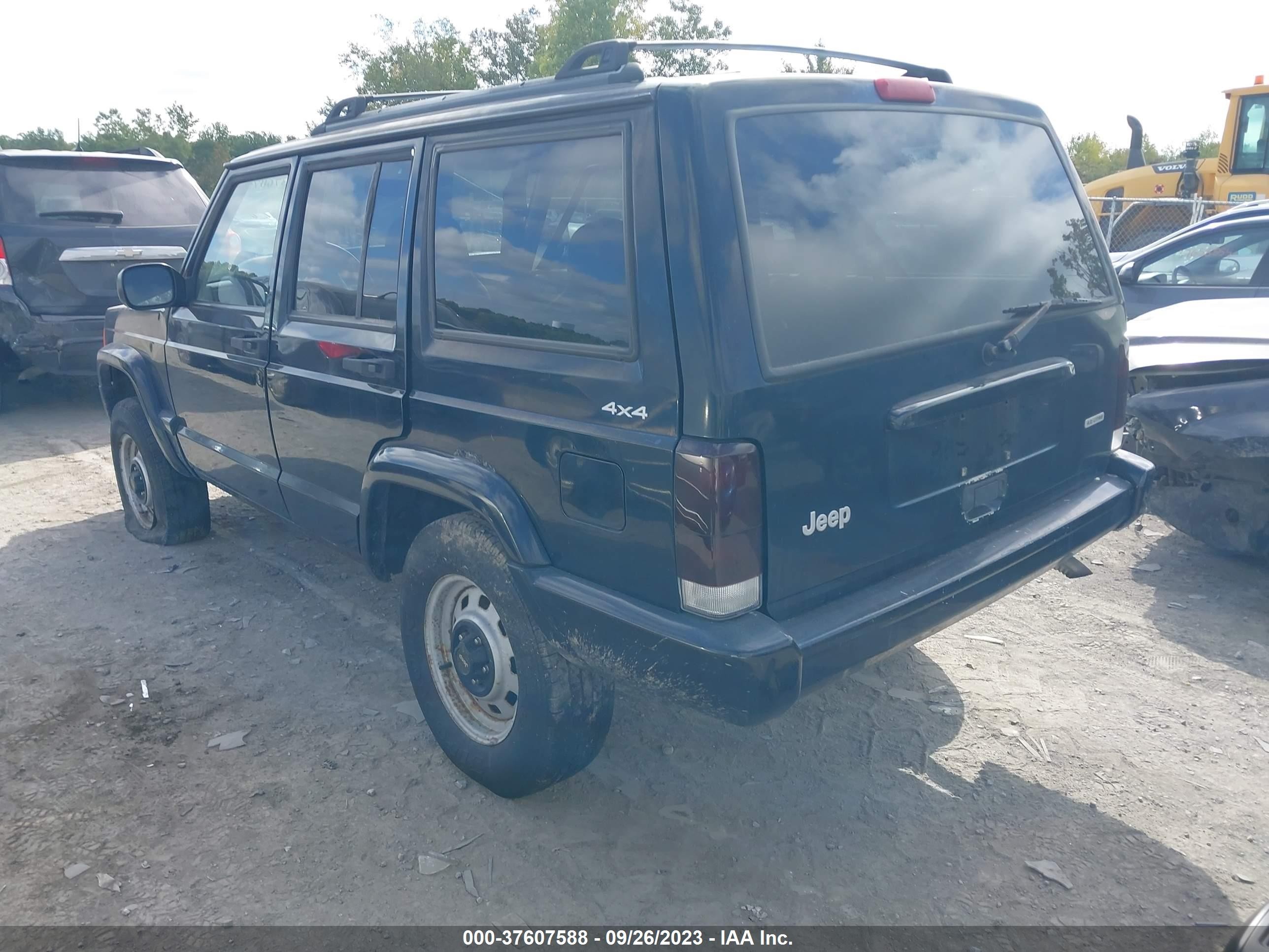 Photo 2 VIN: 1J4FF58S5YL215986 - JEEP CHEROKEE 