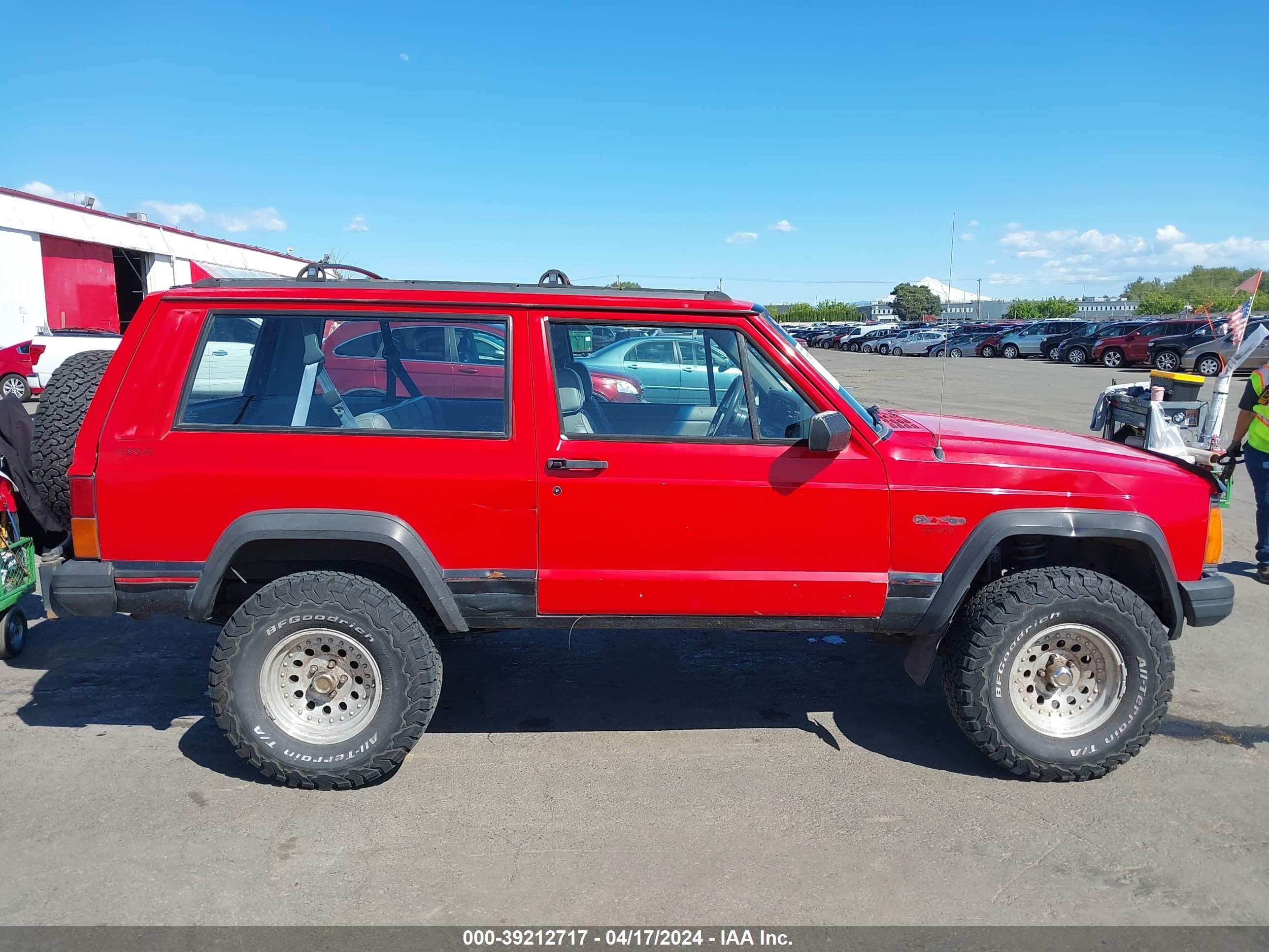 Photo 12 VIN: 1J4FJ67S9PL528379 - JEEP CHEROKEE 