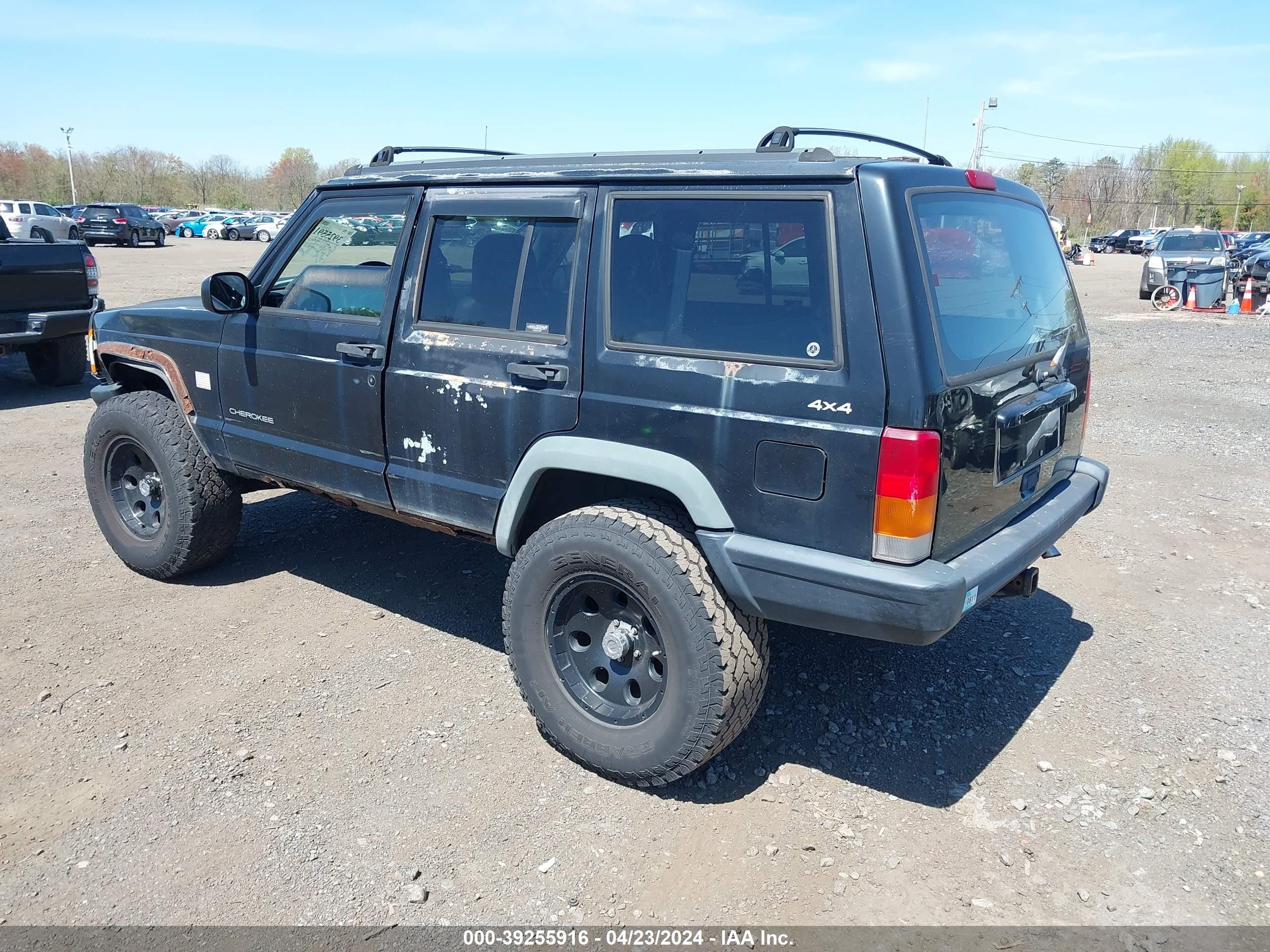 Photo 2 VIN: 1J4FJ68S0WL122388 - JEEP CHEROKEE 