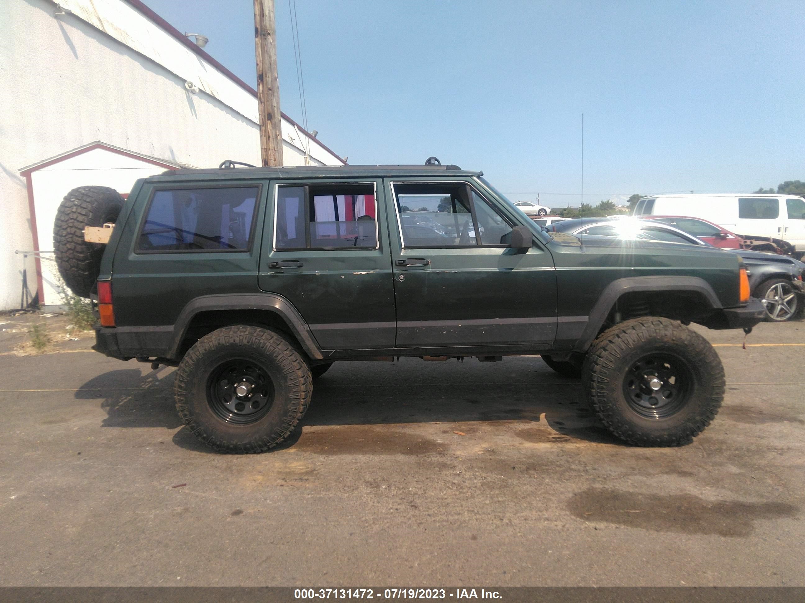 Photo 12 VIN: 1J4FJ68S1RL121318 - JEEP CHEROKEE 