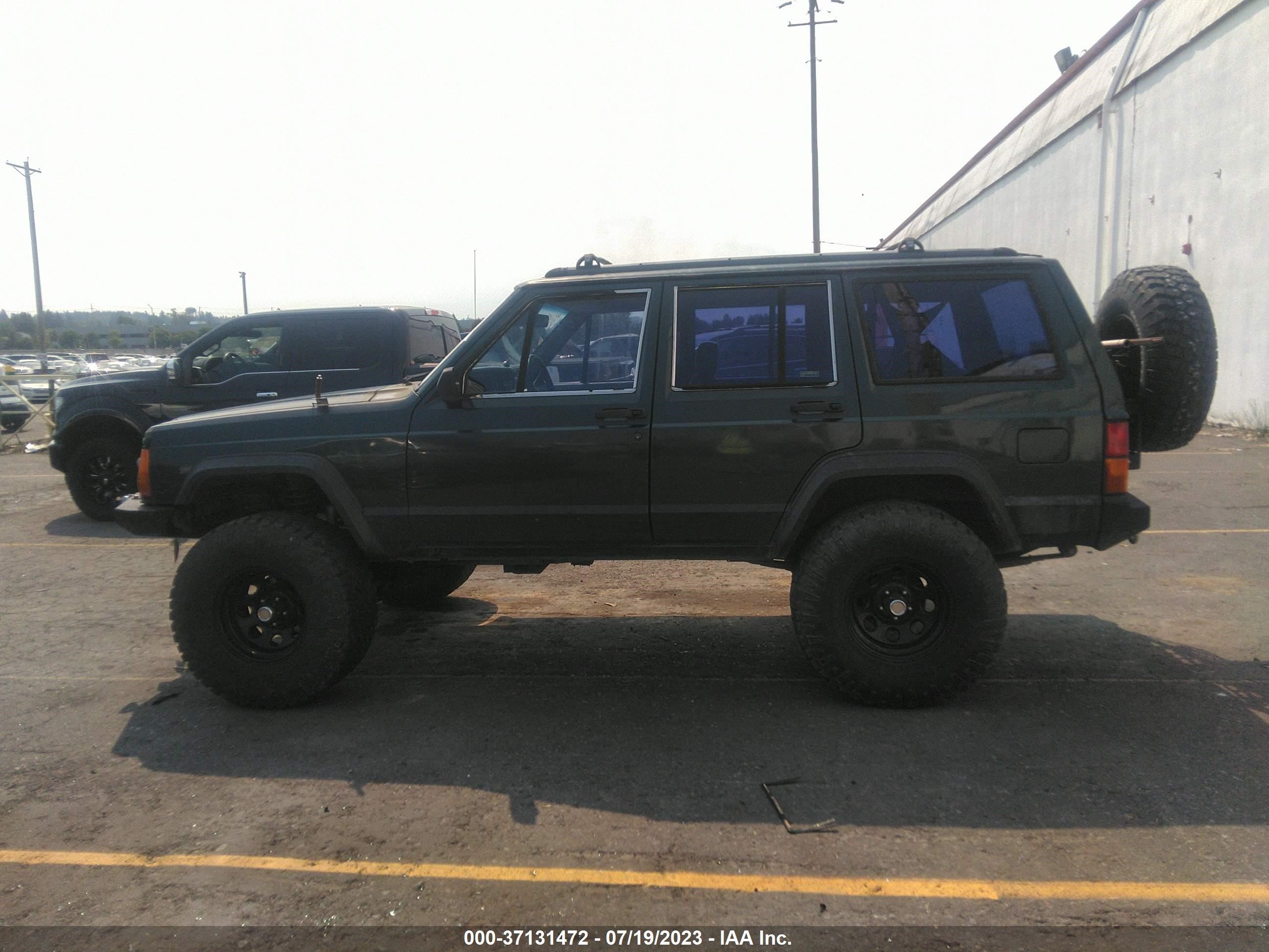 Photo 13 VIN: 1J4FJ68S1RL121318 - JEEP CHEROKEE 