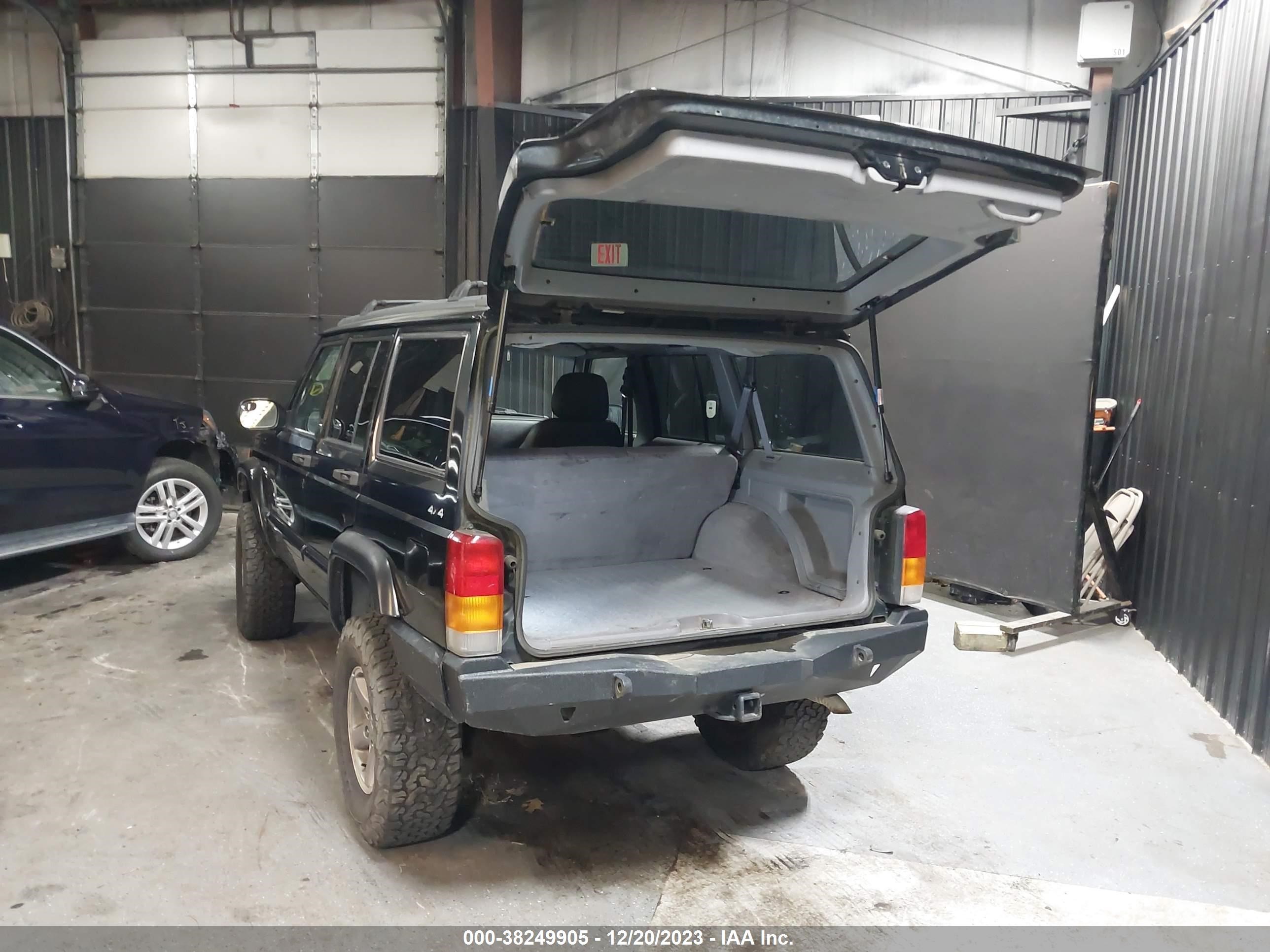 Photo 2 VIN: 1J4FJ68SXWL153521 - JEEP CHEROKEE 