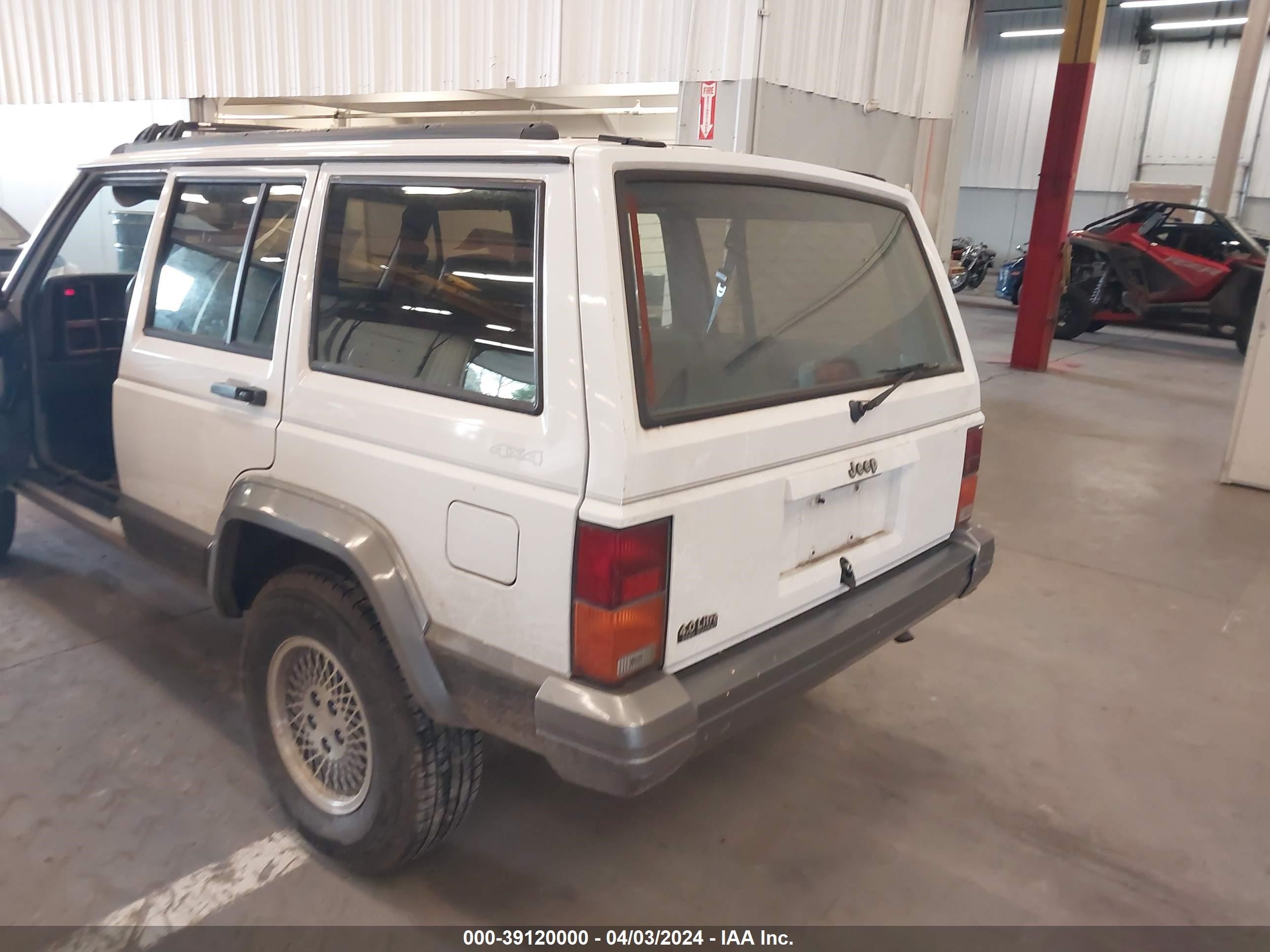 Photo 15 VIN: 1J4FJ78S2RL100824 - JEEP CHEROKEE 