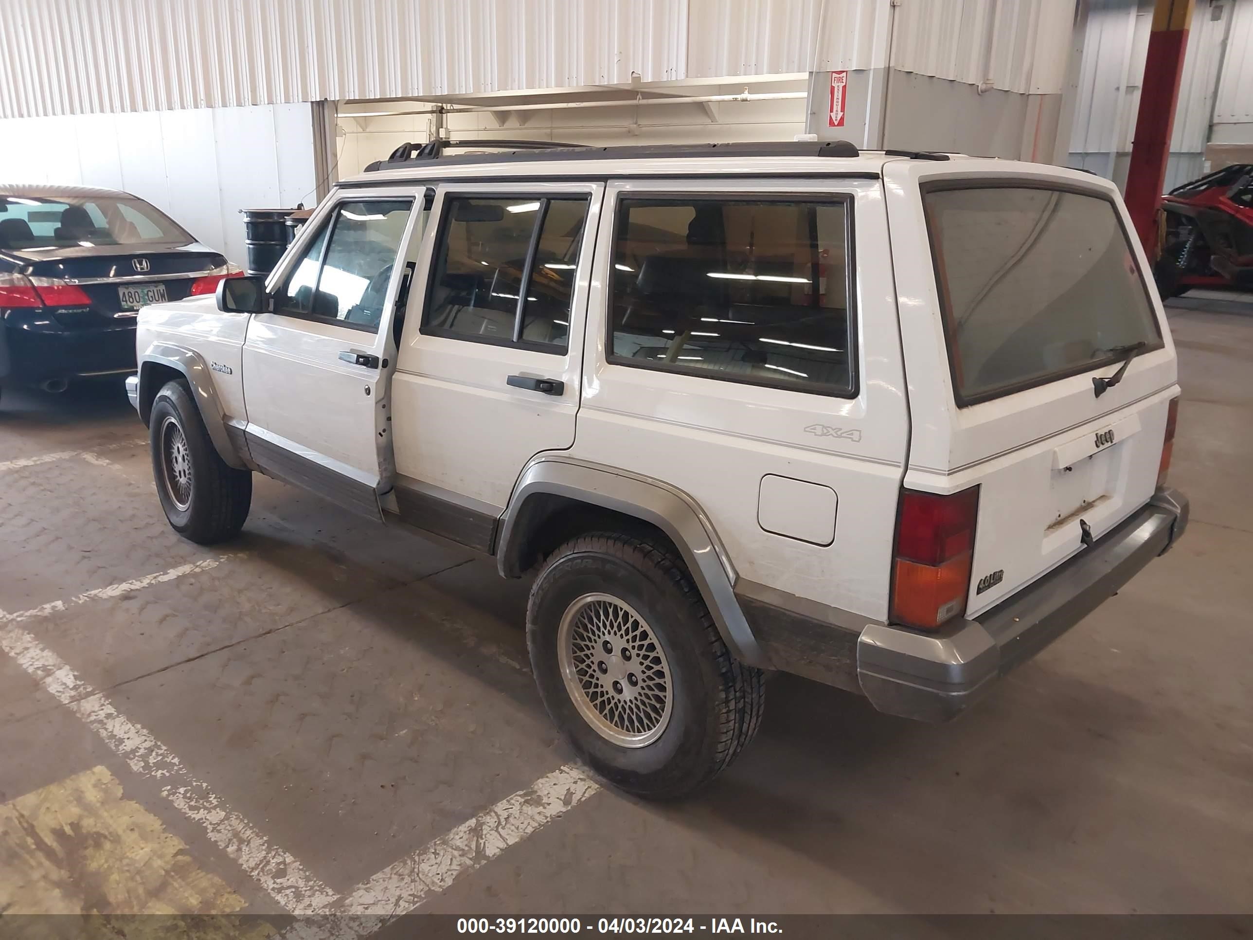 Photo 2 VIN: 1J4FJ78S2RL100824 - JEEP CHEROKEE 