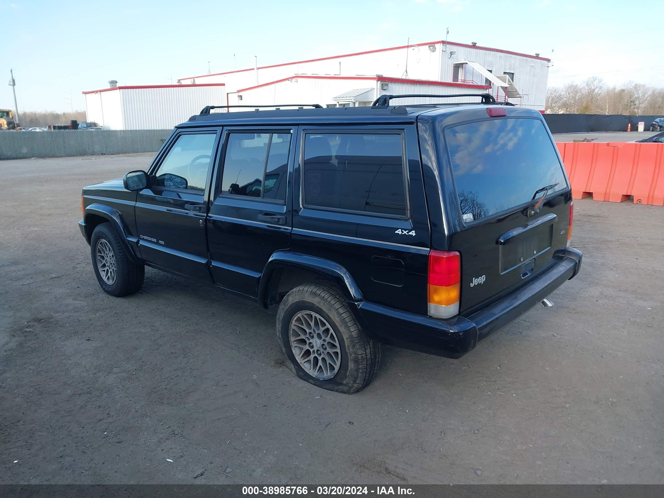 Photo 2 VIN: 1J4FJ78S3WL284568 - JEEP CHEROKEE 