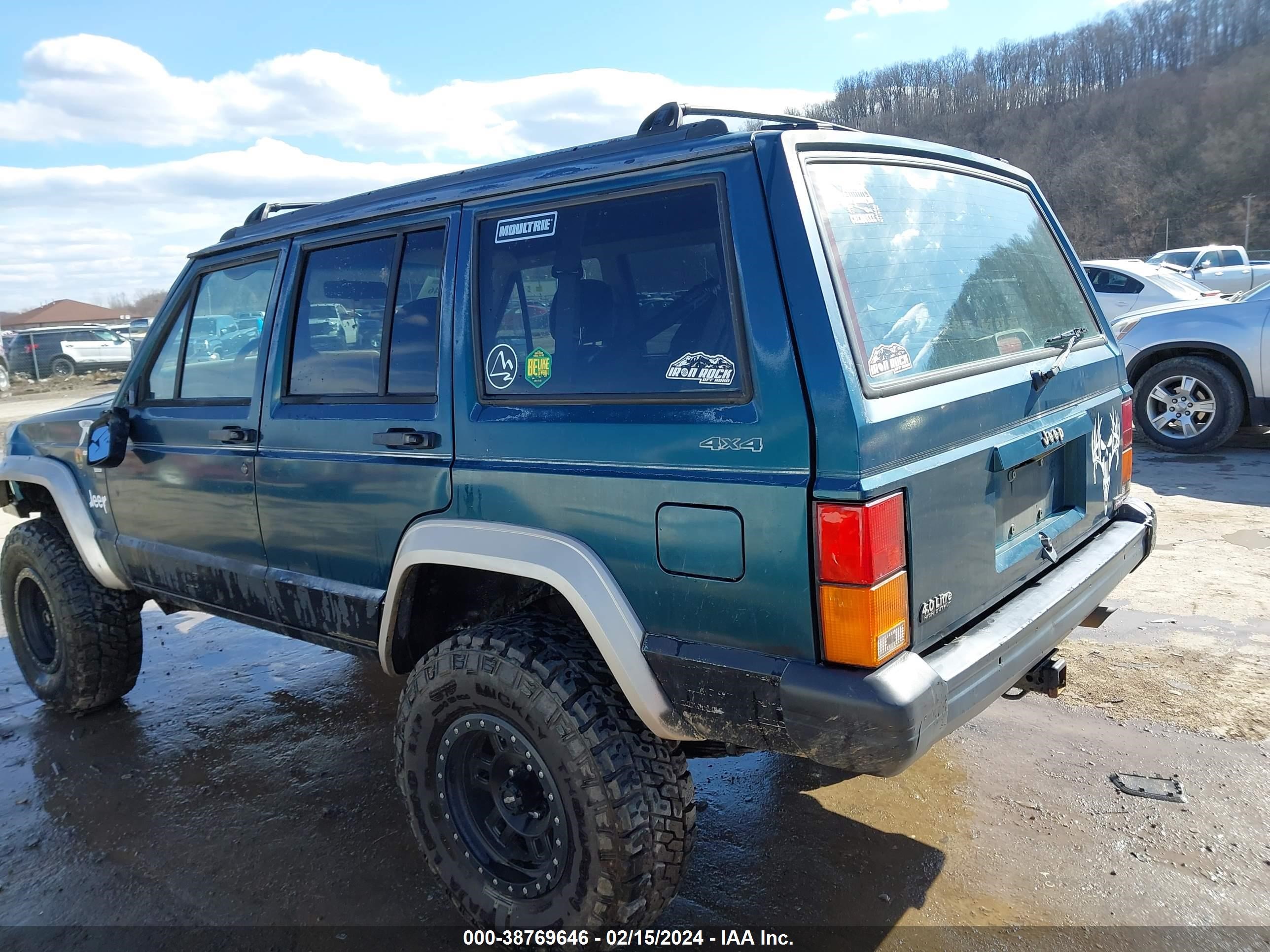 Photo 2 VIN: 1J4FJ78SXSL500927 - JEEP CHEROKEE 