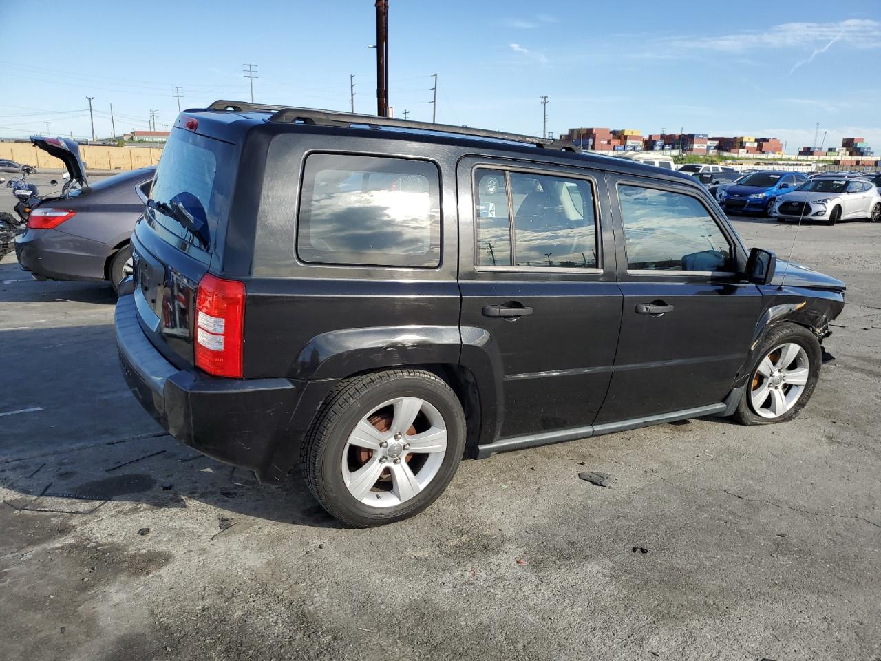 Photo 2 VIN: 1J4FT28A59D228893 - JEEP LIBERTY (PATRIOT) 