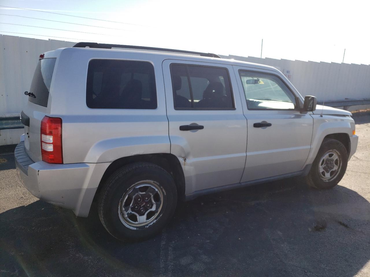 Photo 2 VIN: 1J4FT28B89D126447 - JEEP LIBERTY (PATRIOT) 