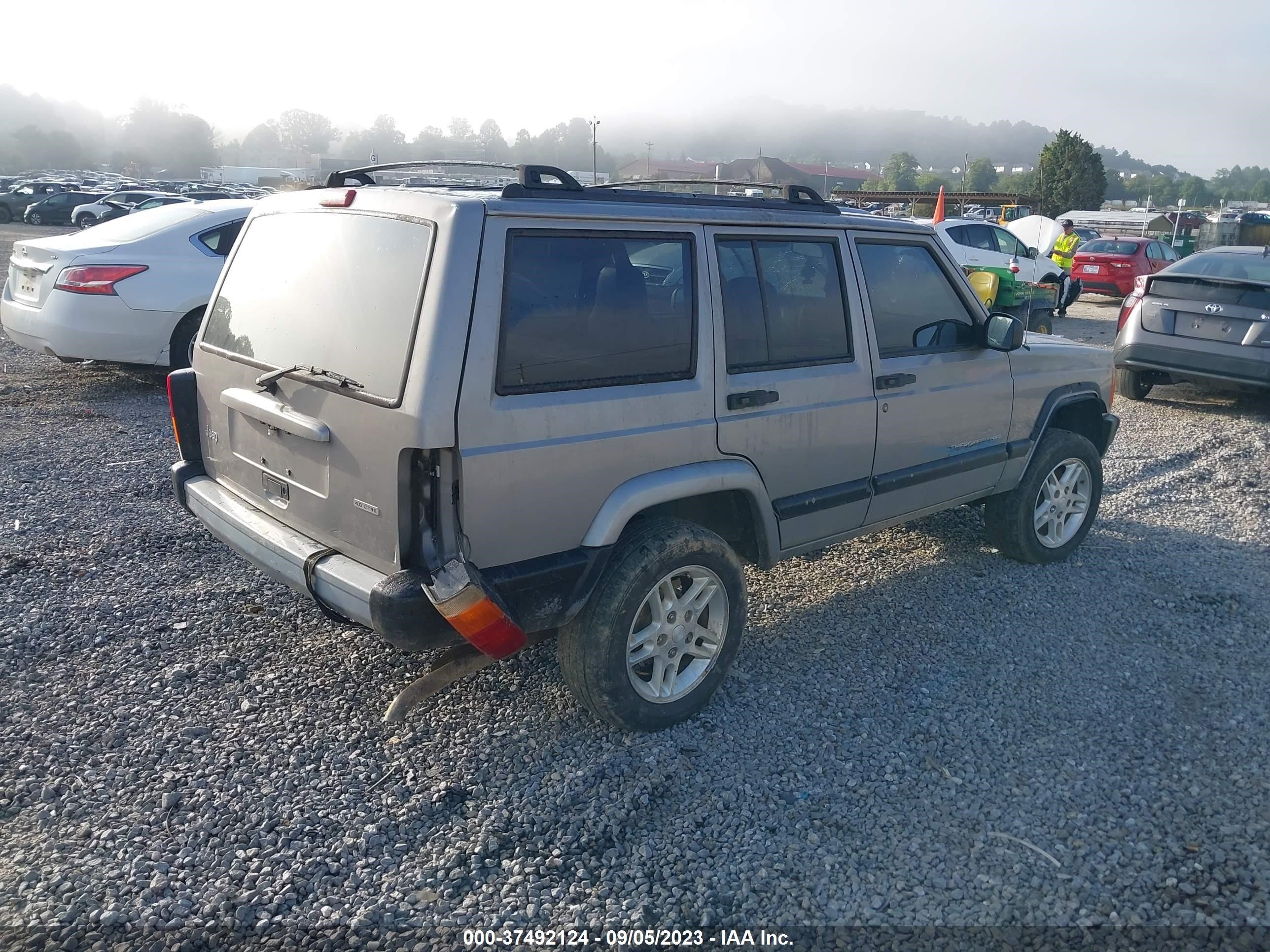 Photo 3 VIN: 1J4FT48S61L538923 - JEEP CHEROKEE 