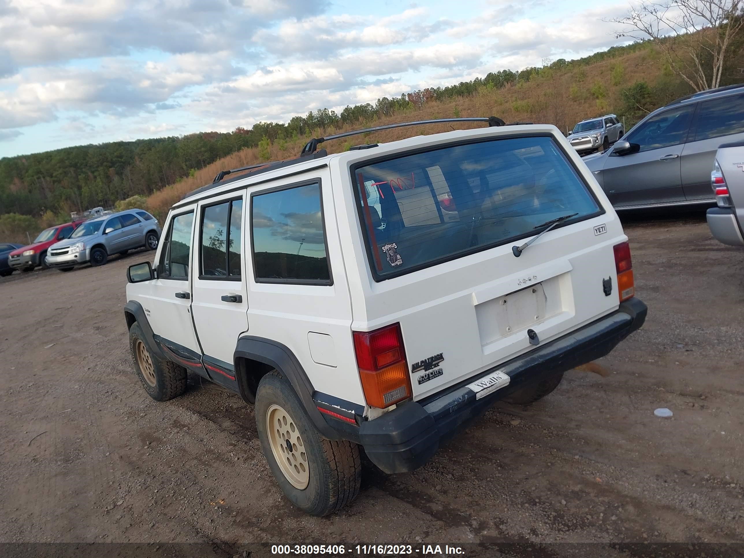 Photo 2 VIN: 1J4FT68S3PL593155 - JEEP CHEROKEE 