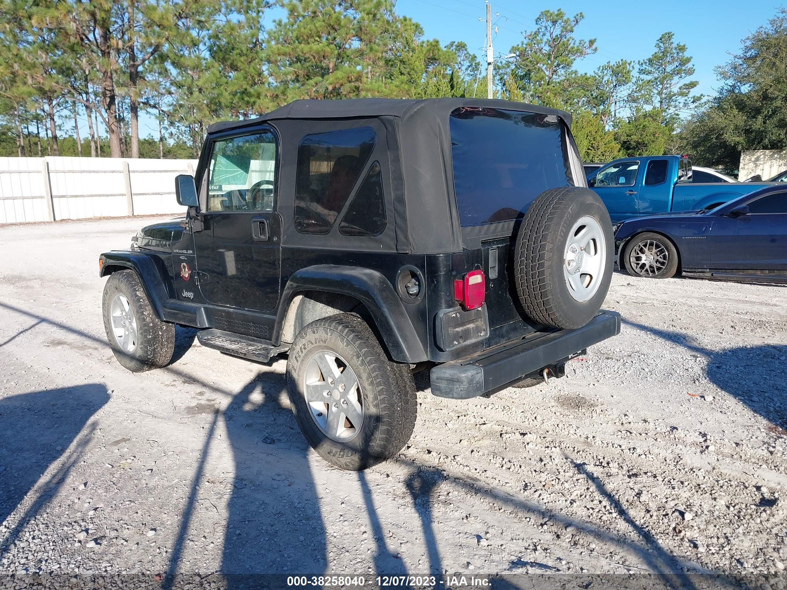 Photo 2 VIN: 1J4FY49S8XP490780 - JEEP WRANGLER 