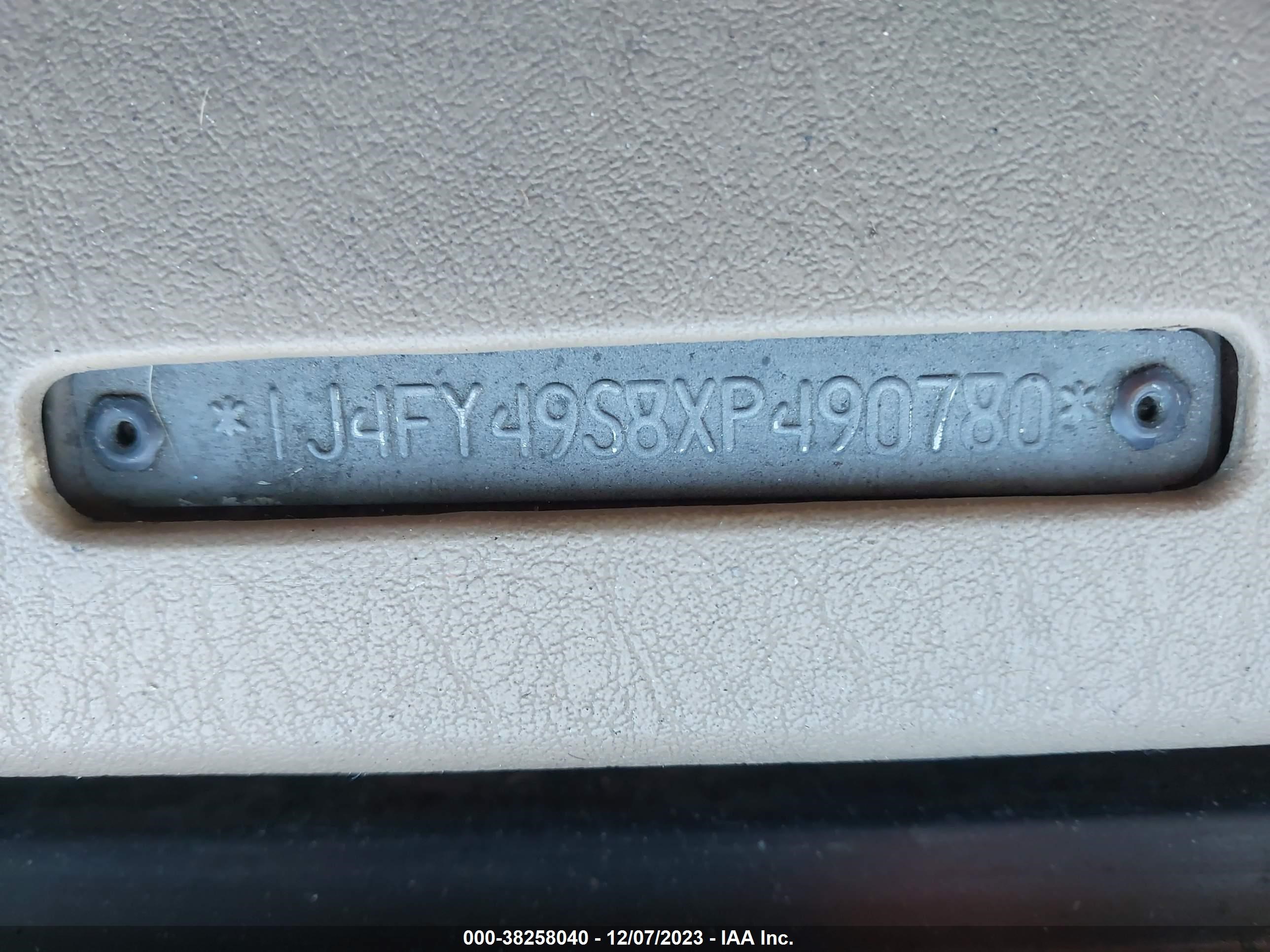 Photo 8 VIN: 1J4FY49S8XP490780 - JEEP WRANGLER 