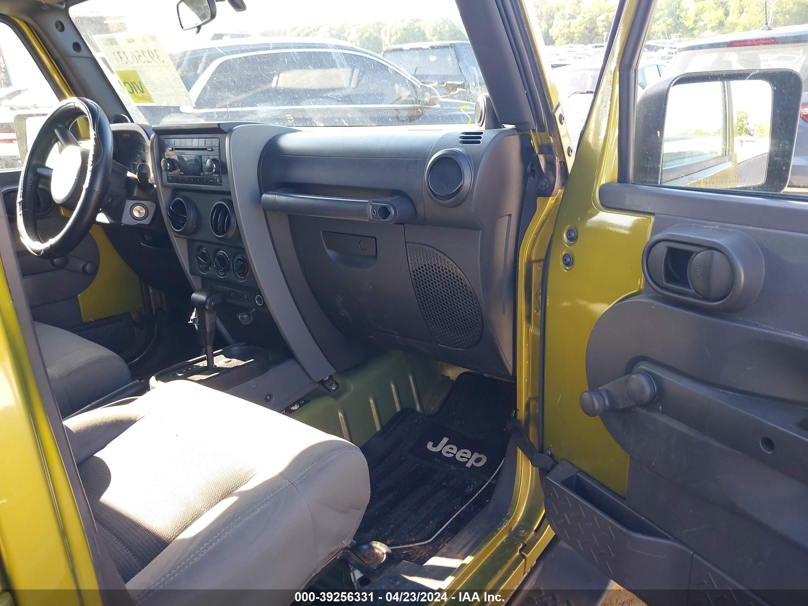 Photo 4 VIN: 1J4GA39138L616255 - JEEP WRANGLER 