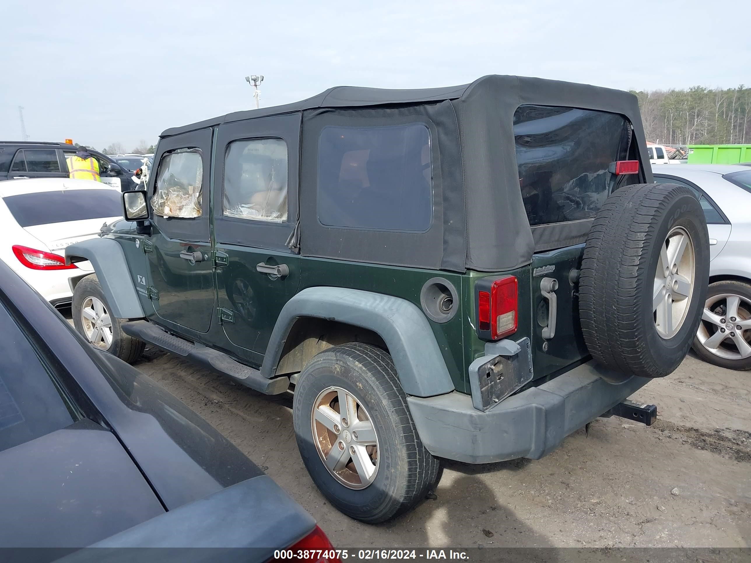 Photo 2 VIN: 1J4GA391X8L523314 - JEEP WRANGLER 