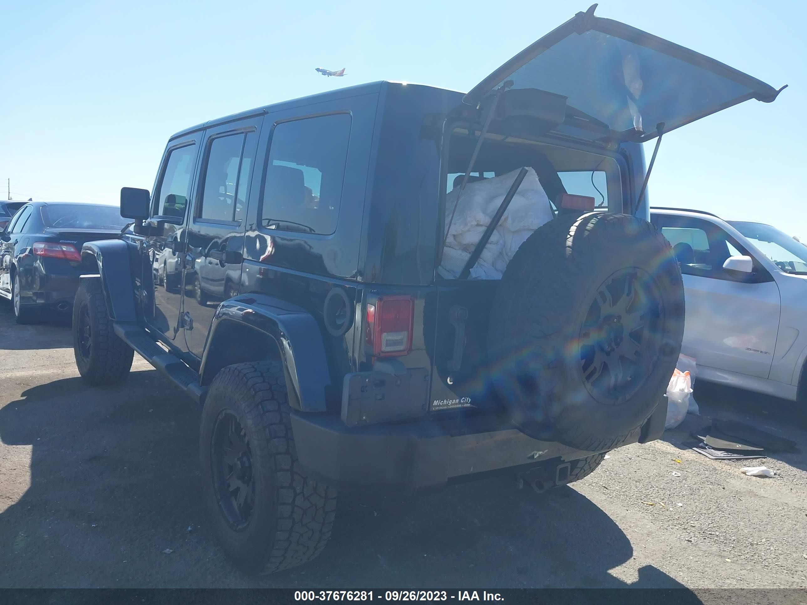 Photo 2 VIN: 1J4GA591X8L638300 - JEEP WRANGLER 