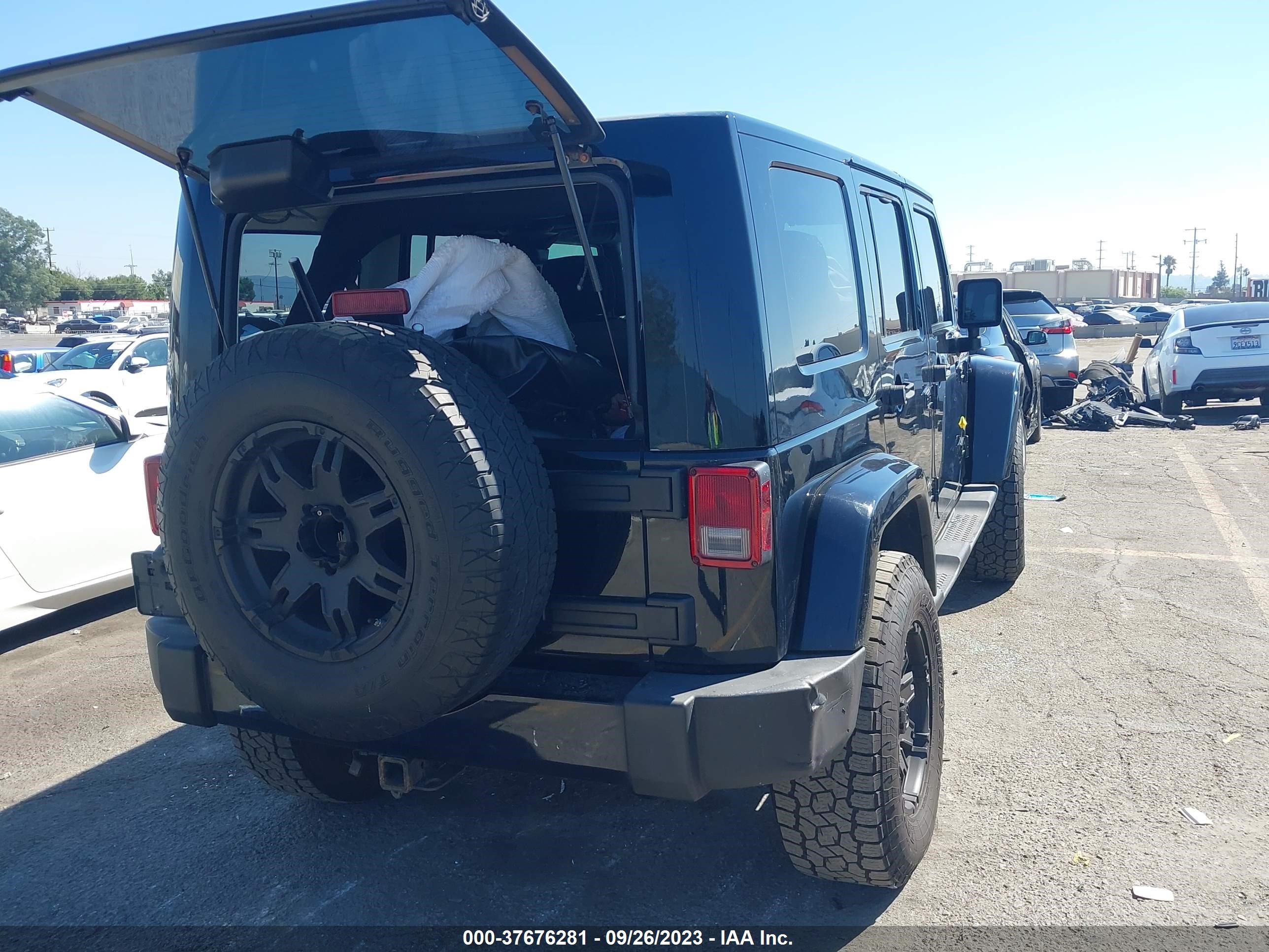 Photo 3 VIN: 1J4GA591X8L638300 - JEEP WRANGLER 