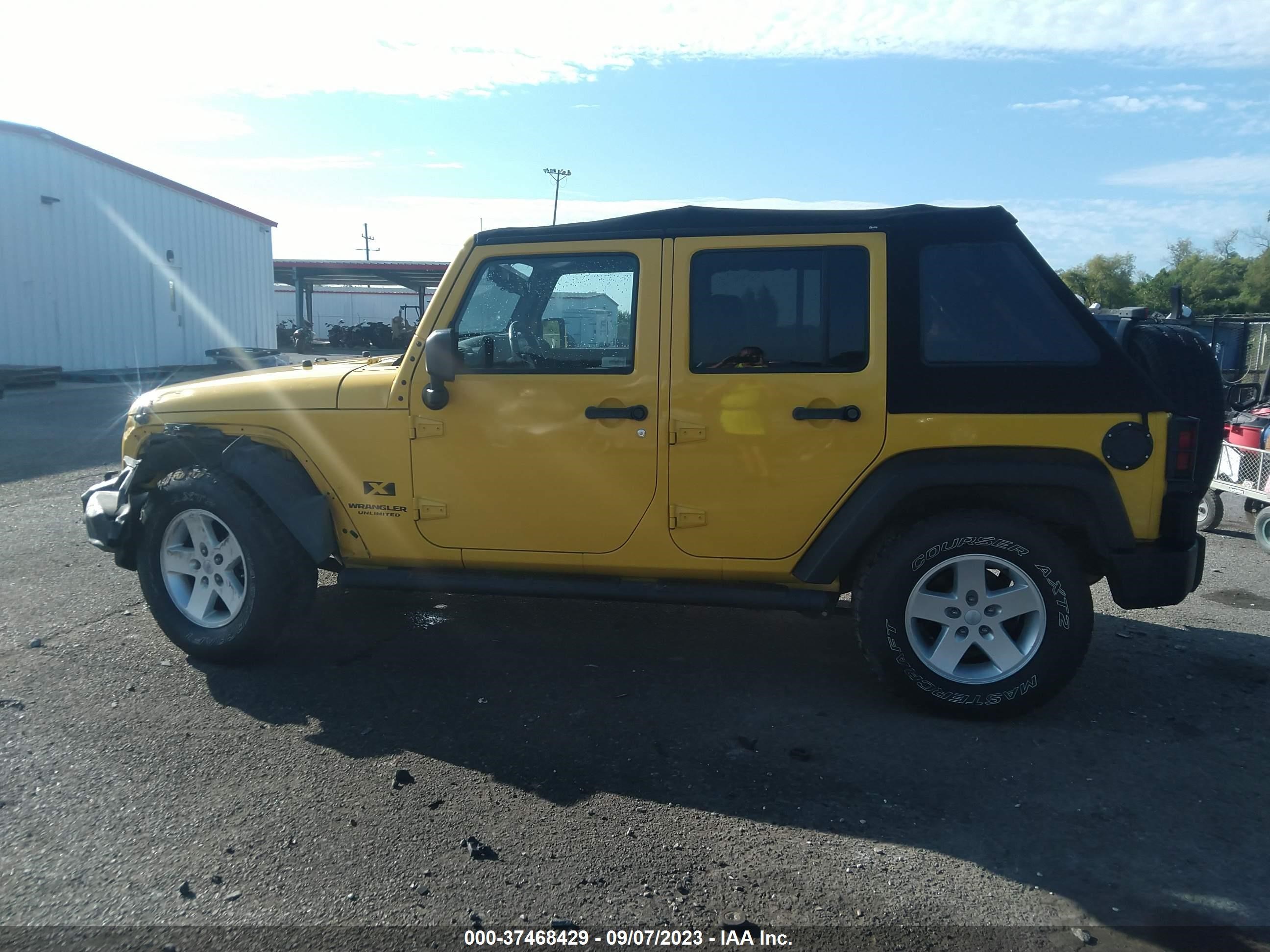 Photo 13 VIN: 1J4GB39188L511353 - JEEP WRANGLER 