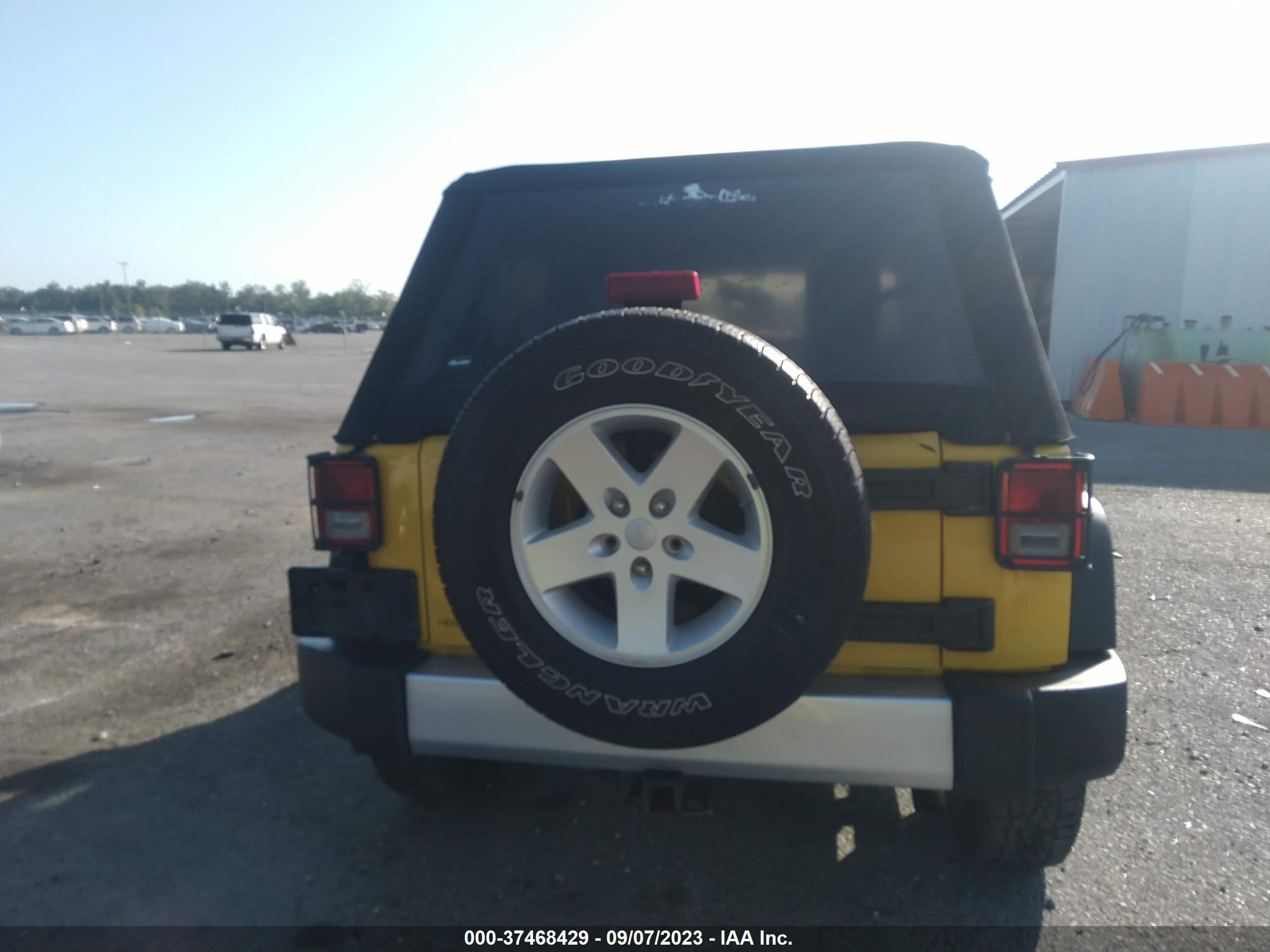 Photo 15 VIN: 1J4GB39188L511353 - JEEP WRANGLER 