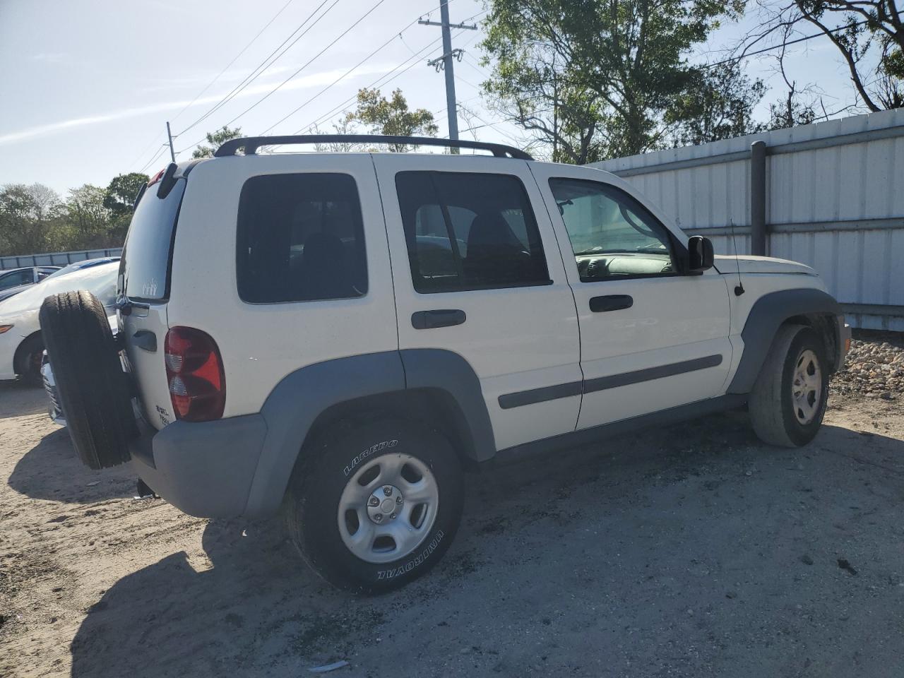 Photo 2 VIN: 1J4GK48K85W651395 - JEEP LIBERTY (NORTH AMERICA) 