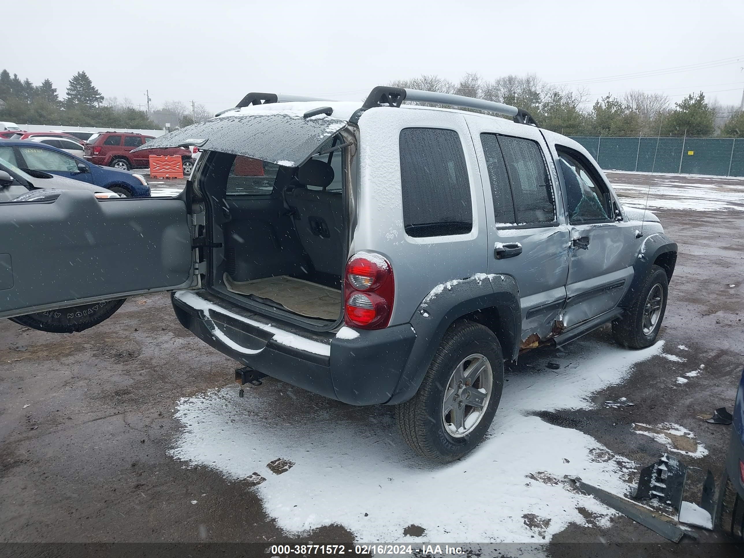 Photo 3 VIN: 1J4GL38K65W704487 - JEEP LIBERTY (NORTH AMERICA) 