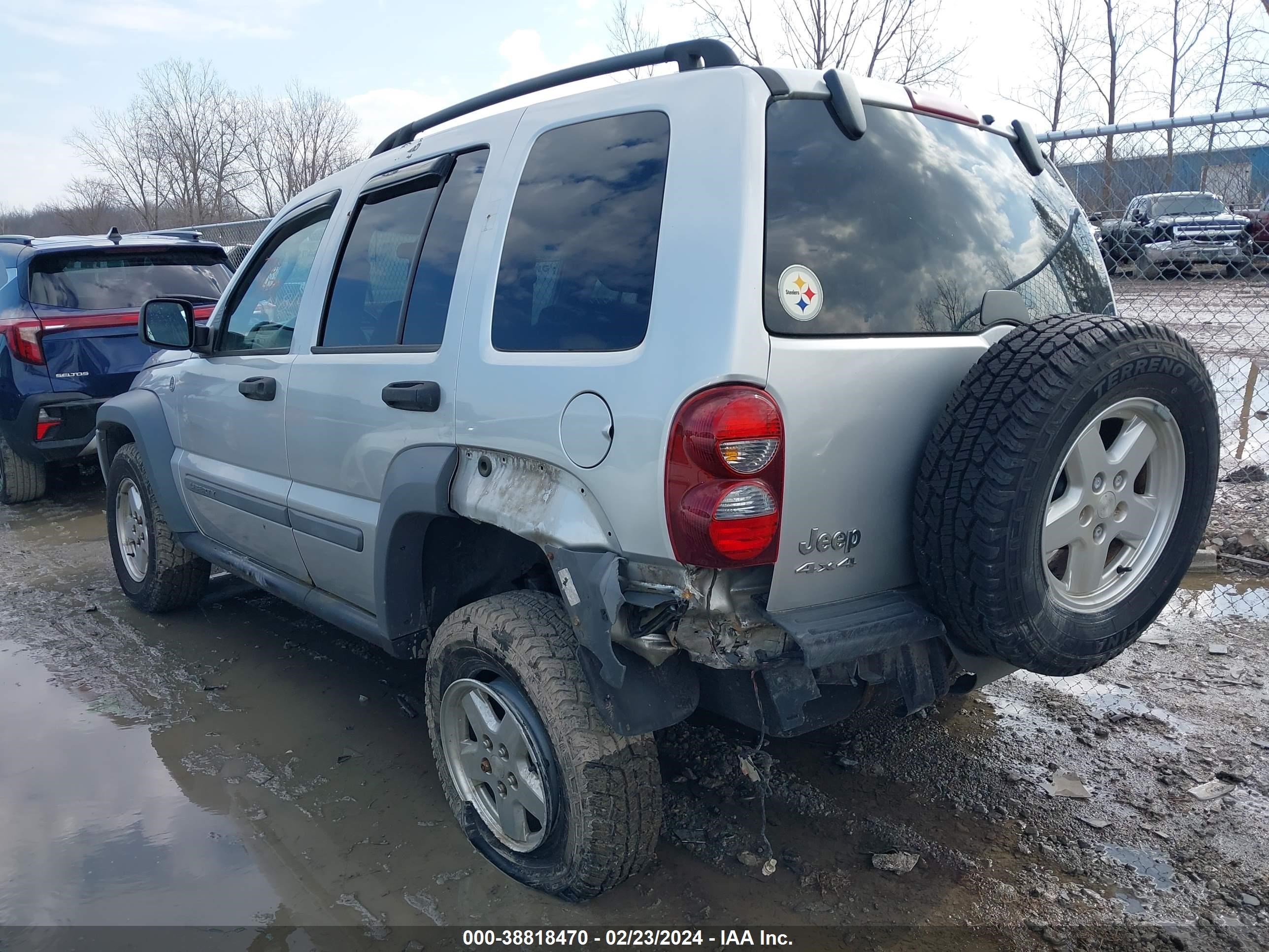 Photo 2 VIN: 1J4GL48K85W515975 - JEEP LIBERTY (NORTH AMERICA) 