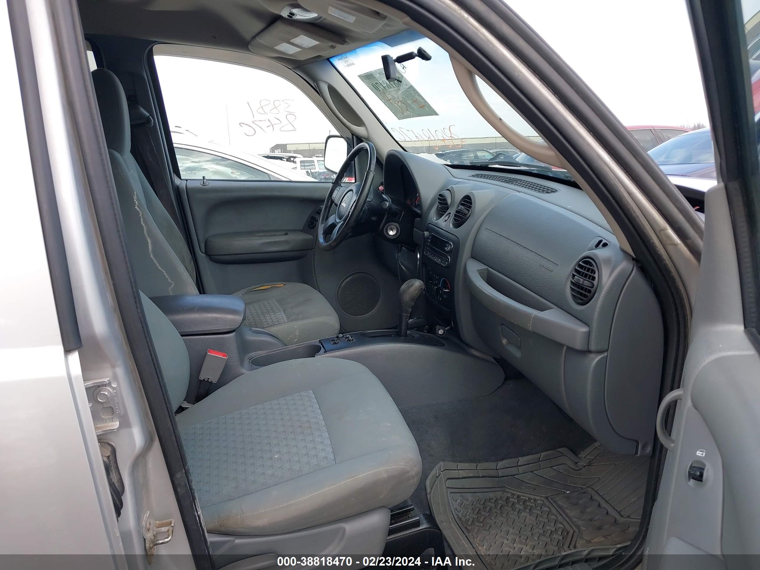 Photo 4 VIN: 1J4GL48K85W515975 - JEEP LIBERTY (NORTH AMERICA) 