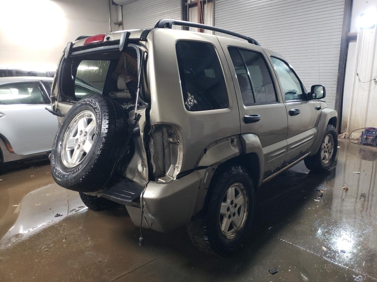 Photo 2 VIN: 1J4GL58K04W272425 - JEEP LIBERTY (NORTH AMERICA) 