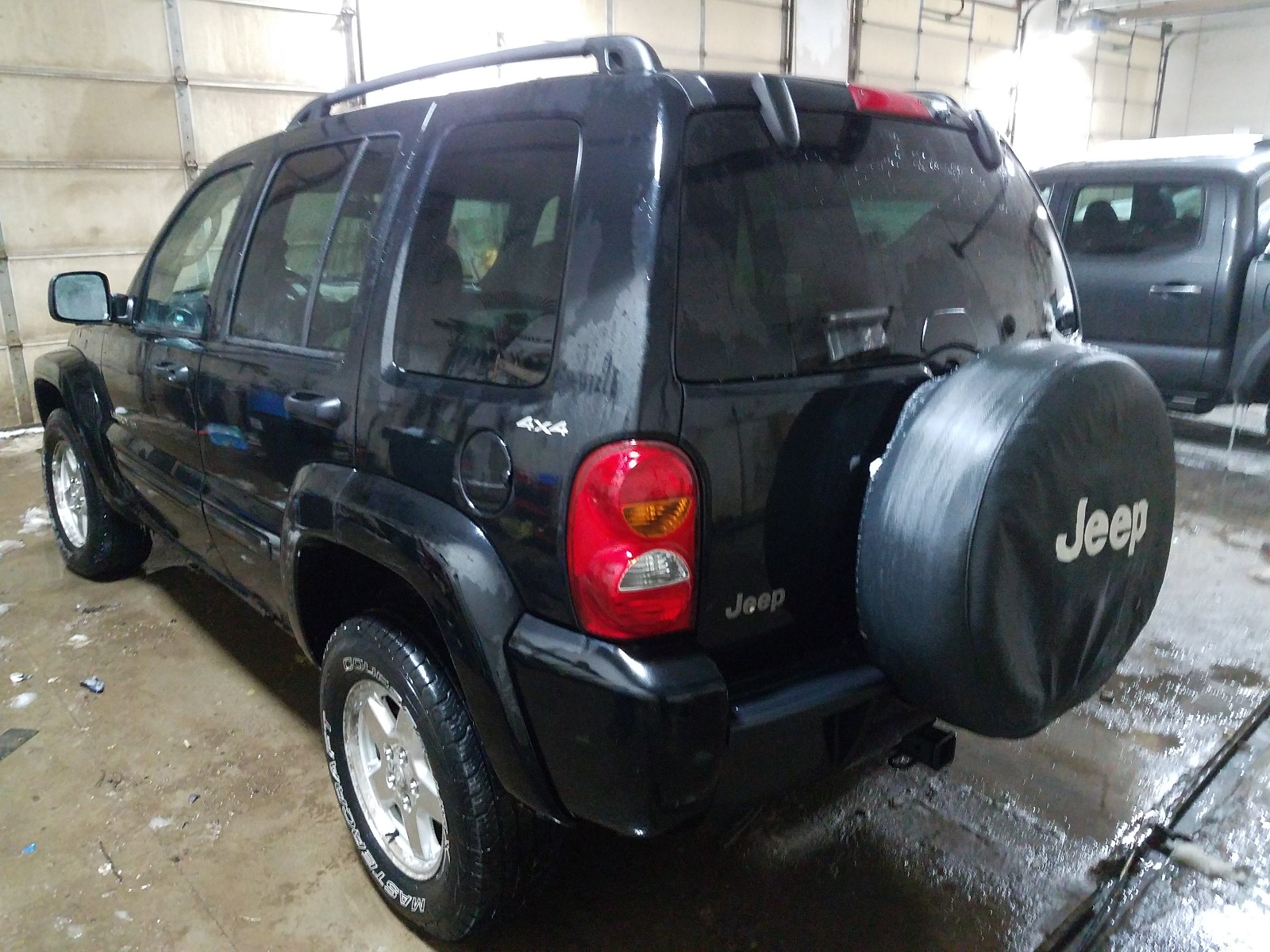 Photo 2 VIN: 1J4GL58K12W180821 - JEEP LIBERTY LI 