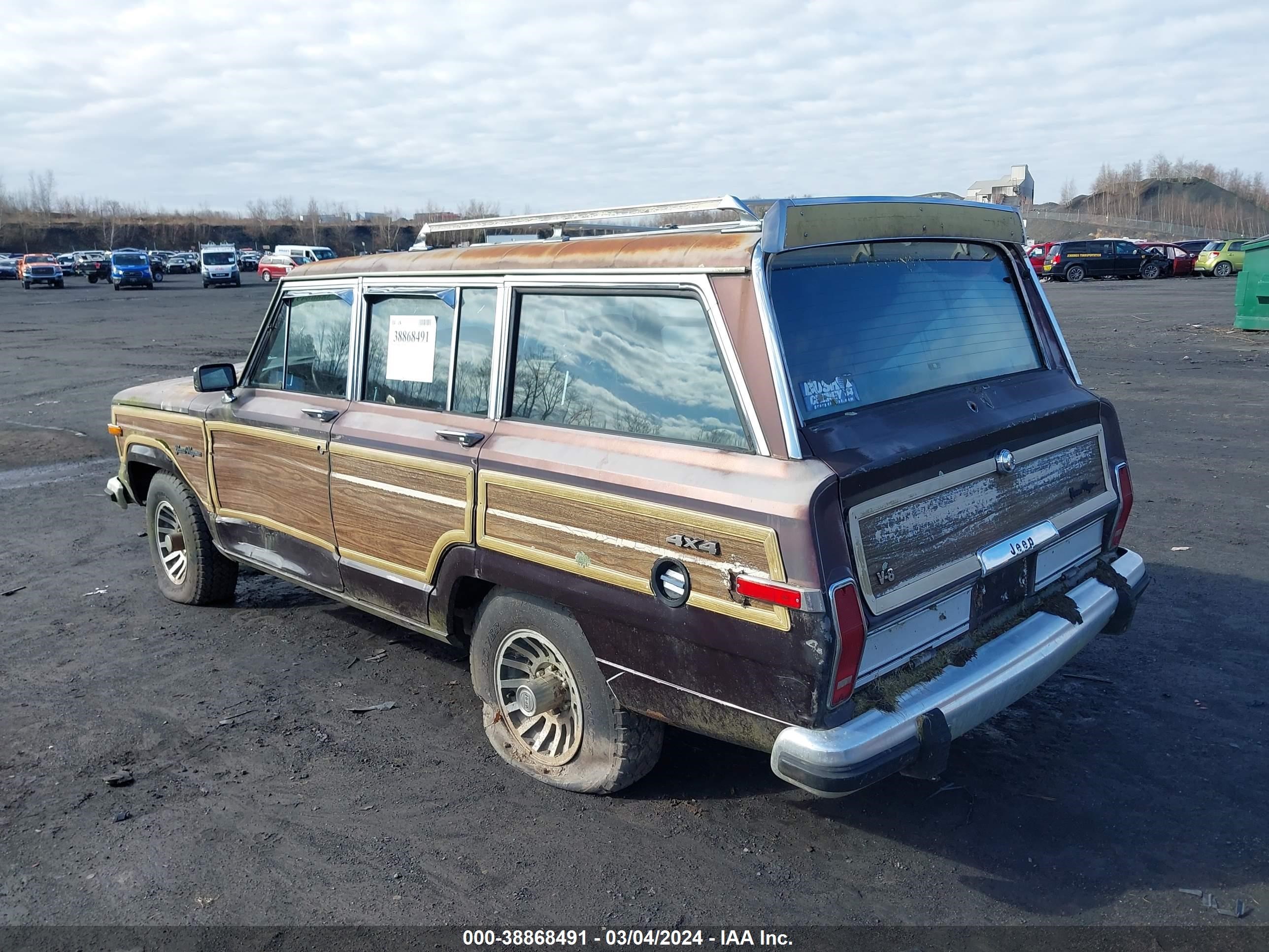 Photo 2 VIN: 1J4GS5873KP101416 - JEEP GRAND WAGONEER 