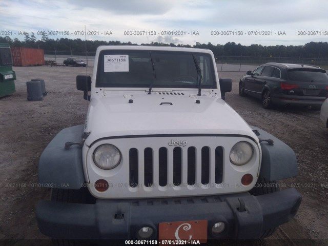 Photo 5 VIN: 1J4HA6H12BL582985 - JEEP WRANGLER UNLIMITED 