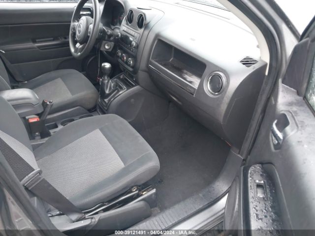 Photo 4 VIN: 1J4NF1FB2BD204971 - JEEP COMPASS 