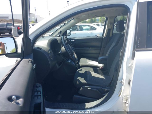 Photo 4 VIN: 1J4NF1FB2BD250686 - JEEP COMPASS 