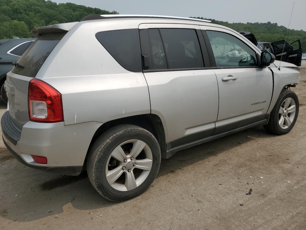 Photo 2 VIN: 1J4NF1FB3BD136163 - JEEP COMPASS 