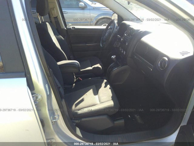 Photo 4 VIN: 1J4NF1FB3BD210665 - JEEP COMPASS 