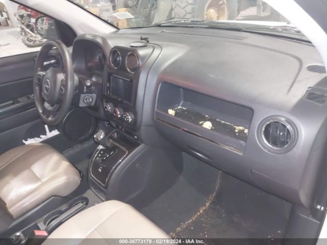 Photo 4 VIN: 1J4NF1FB3BD218300 - JEEP COMPASS 