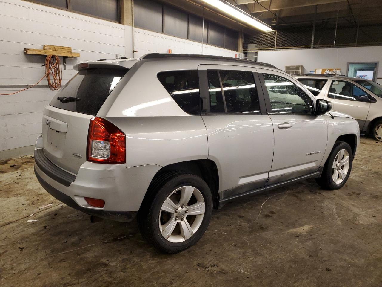 Photo 2 VIN: 1J4NF1FB5BD136083 - JEEP COMPASS 