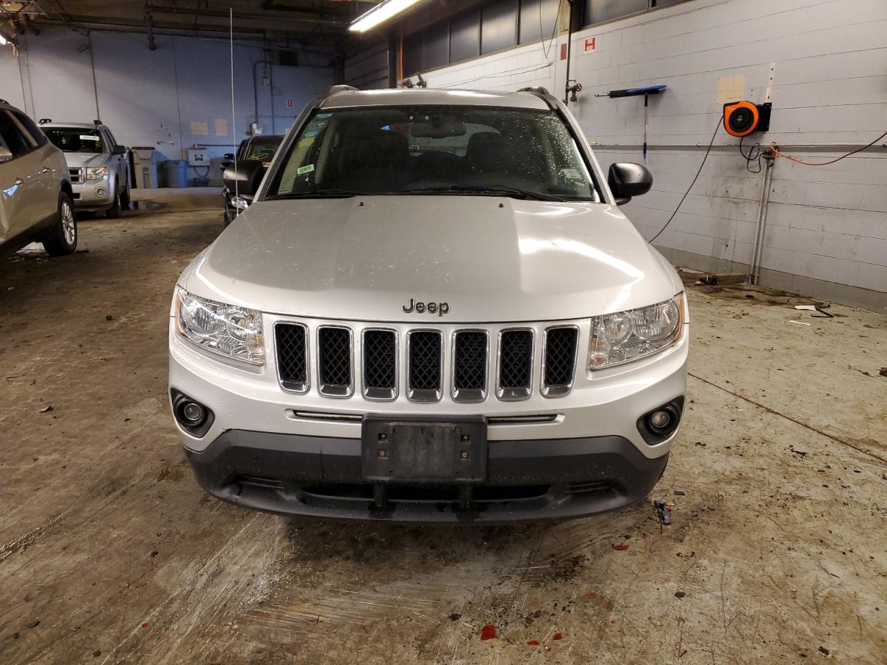 Photo 4 VIN: 1J4NF1FB5BD136083 - JEEP COMPASS 