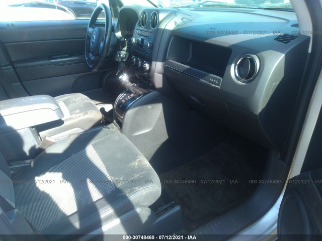 Photo 4 VIN: 1J4NF1FB5BD210635 - JEEP COMPASS 