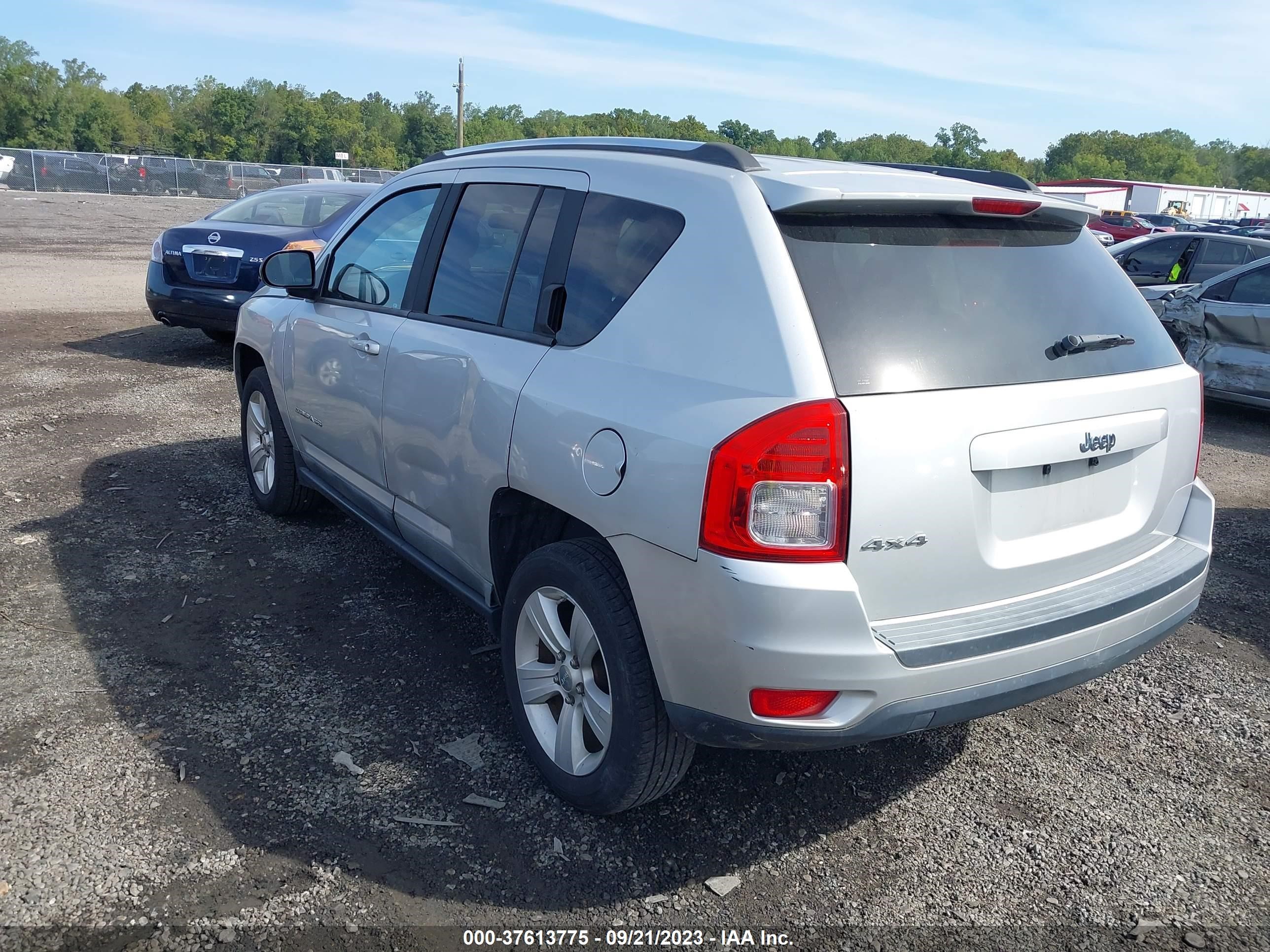 Photo 2 VIN: 1J4NF1FB8BD135008 - JEEP COMPASS 