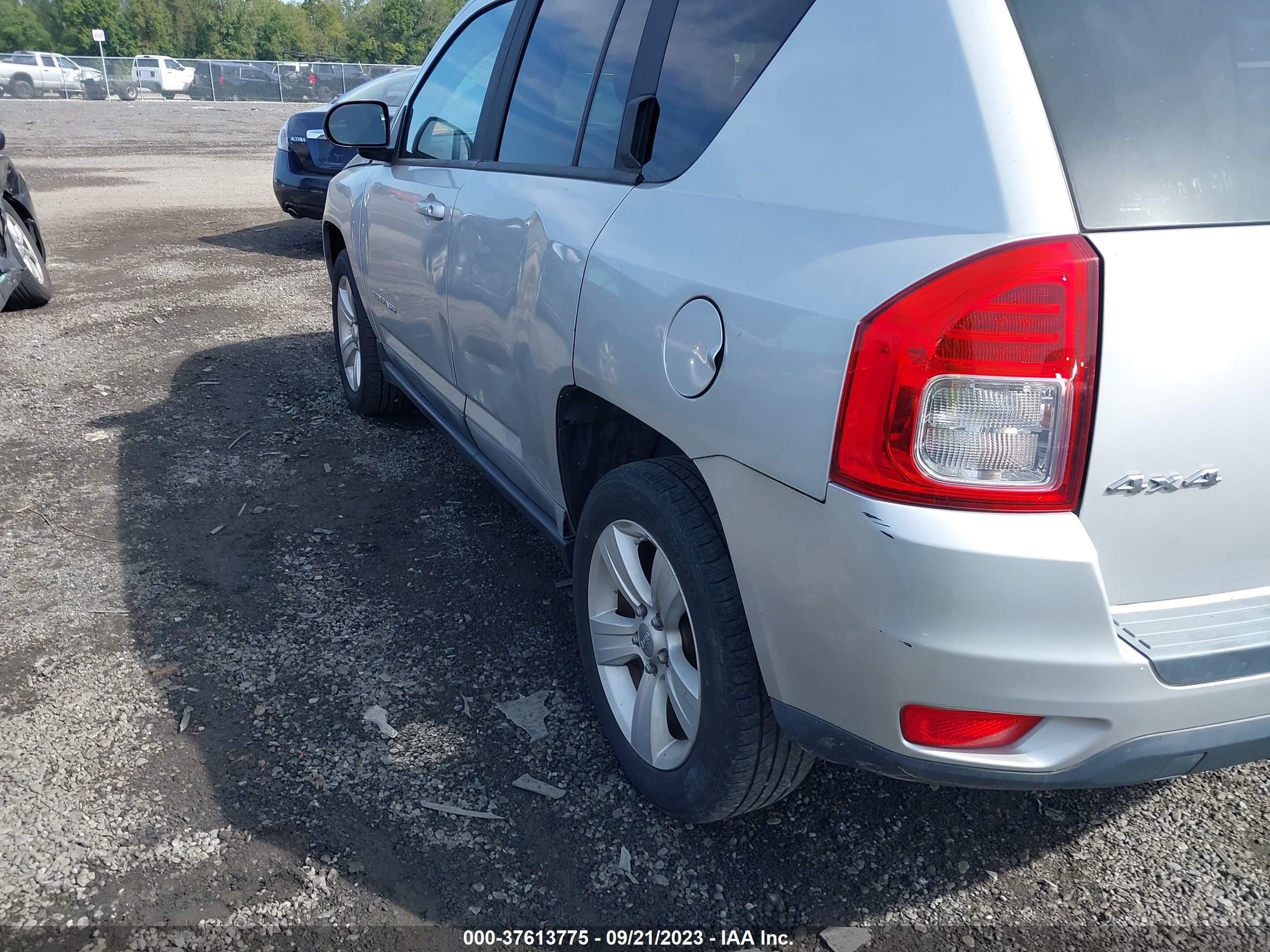 Photo 5 VIN: 1J4NF1FB8BD135008 - JEEP COMPASS 