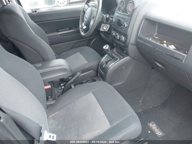 Photo 4 VIN: 1J4NF1FBXBD218214 - JEEP COMPASS 