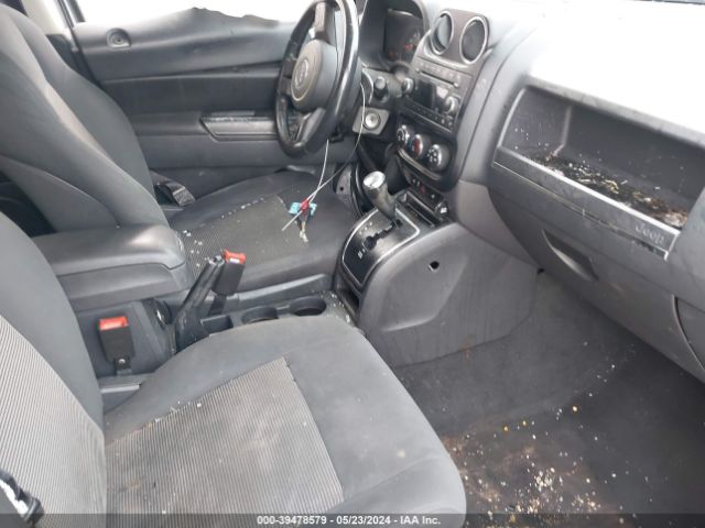 Photo 4 VIN: 1J4NF1FBXBD278588 - JEEP COMPASS 