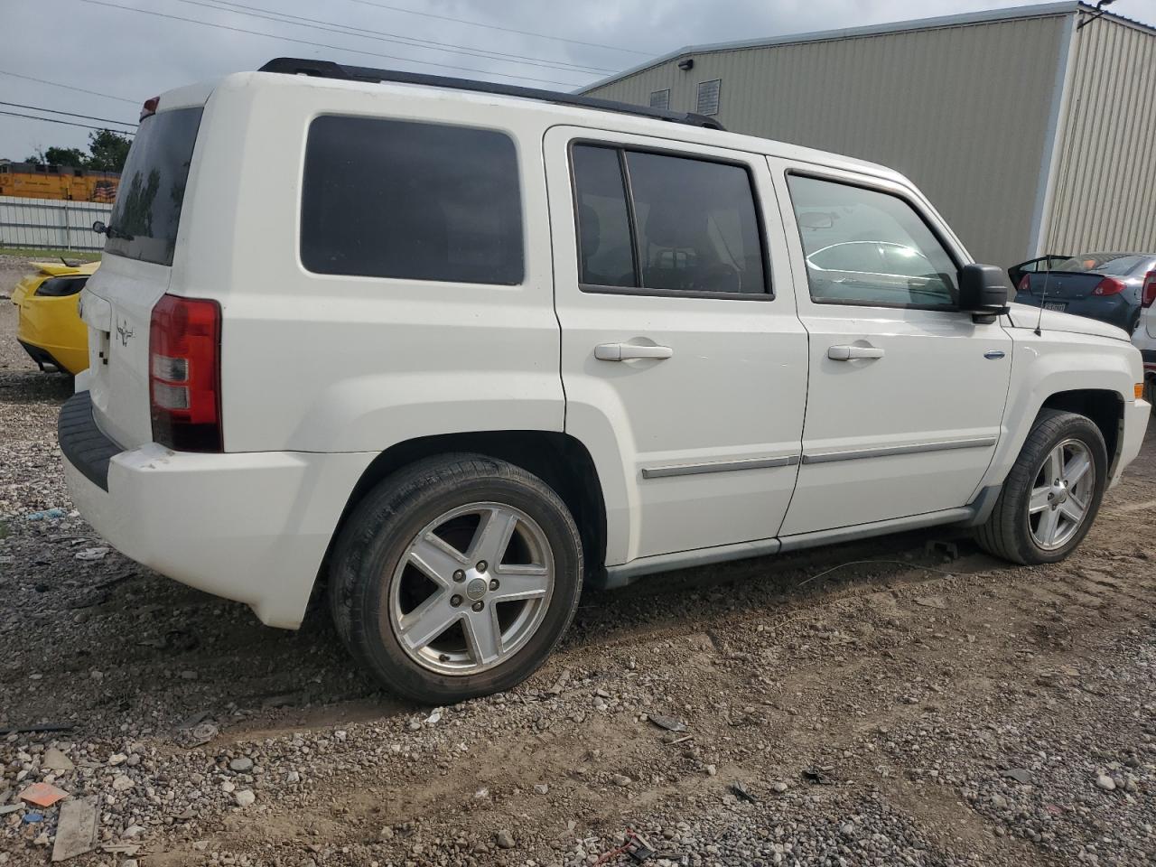 Photo 2 VIN: 1J4NF1GBXAD620330 - JEEP LIBERTY (PATRIOT) 