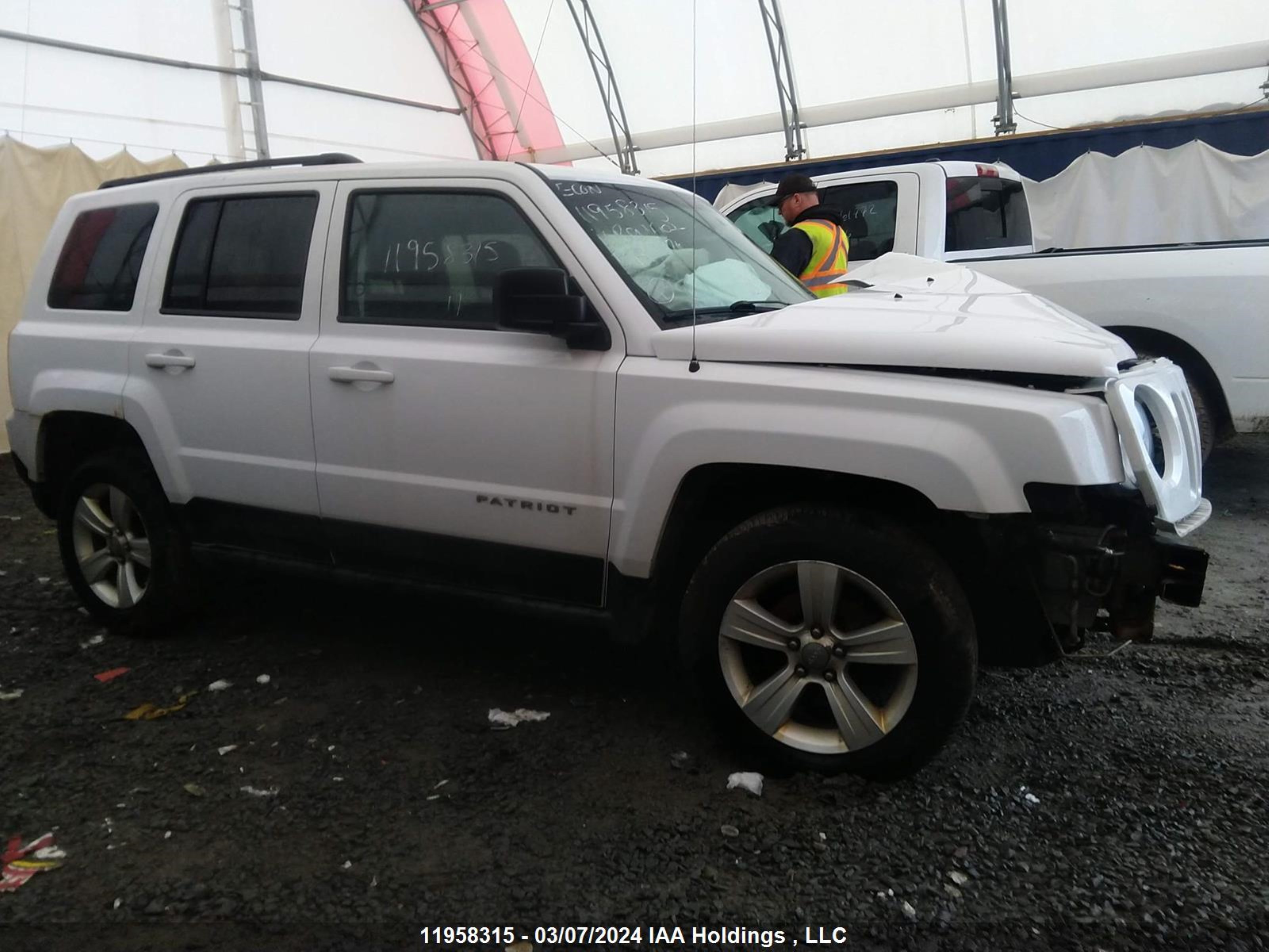 Photo 13 VIN: 1J4NF2GB3BD142176 - JEEP LIBERTY (PATRIOT) 