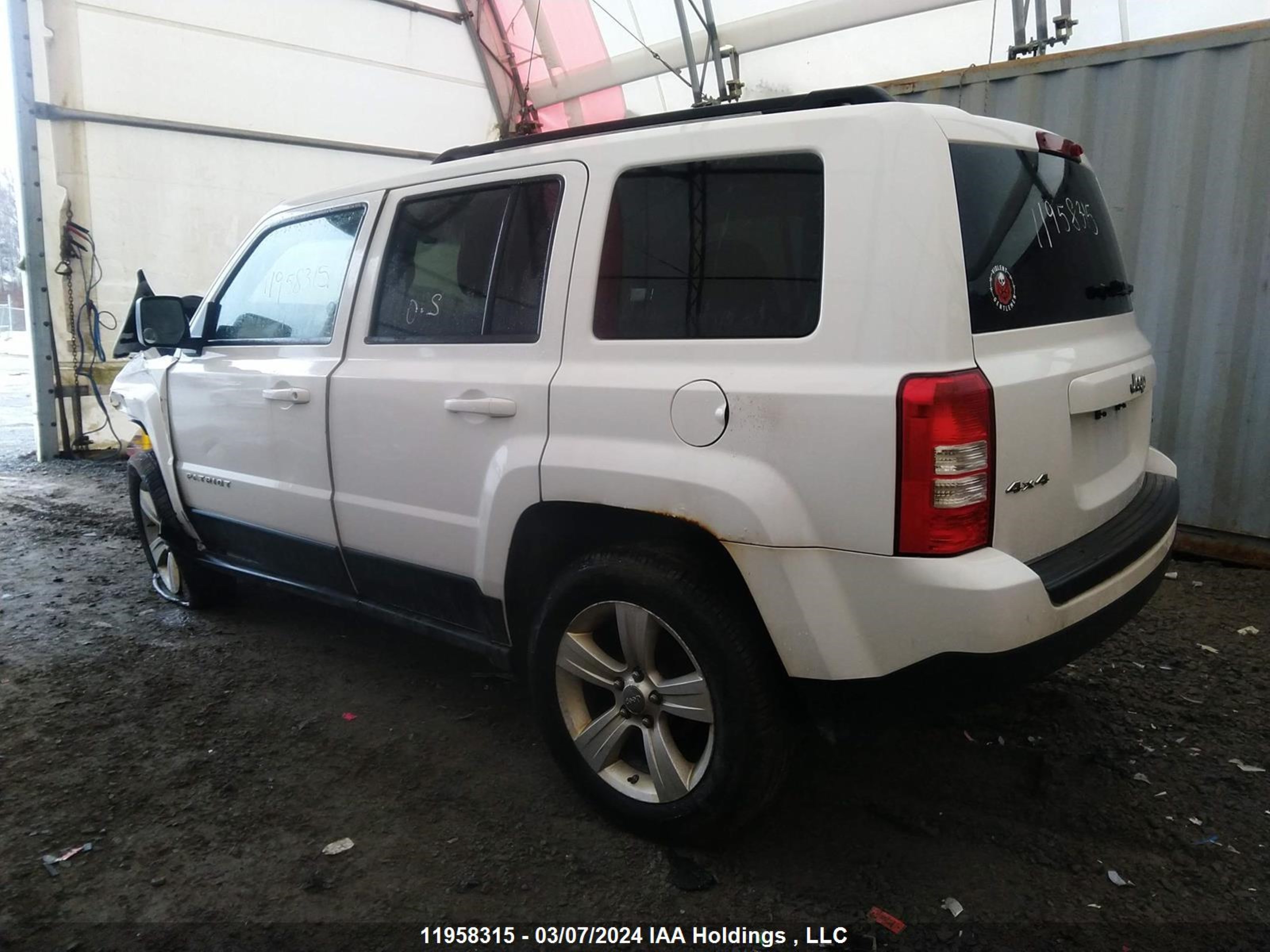 Photo 2 VIN: 1J4NF2GB3BD142176 - JEEP LIBERTY (PATRIOT) 