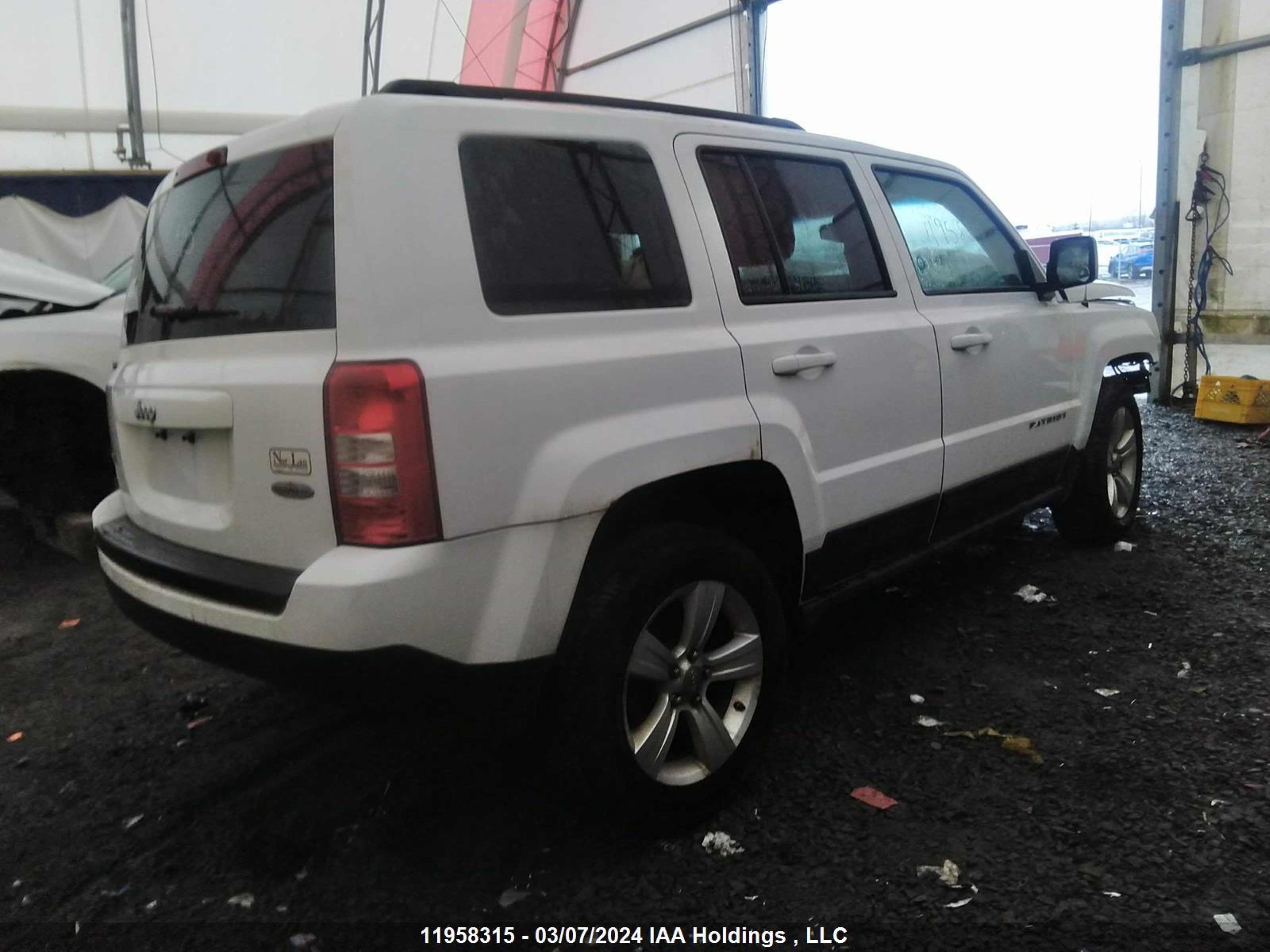 Photo 3 VIN: 1J4NF2GB3BD142176 - JEEP LIBERTY (PATRIOT) 