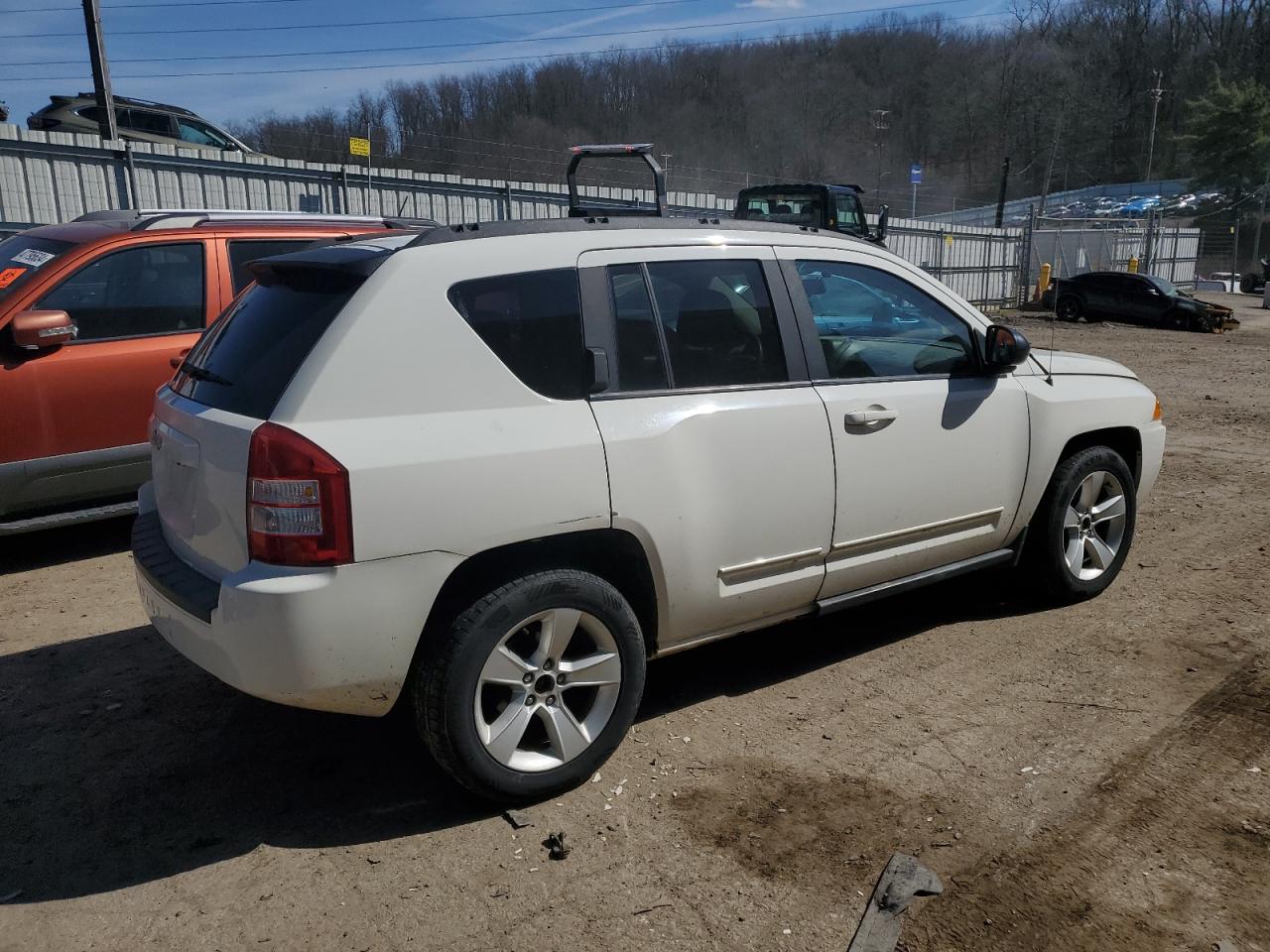 Photo 2 VIN: 1J4NF4FB4AD593340 - JEEP COMPASS 