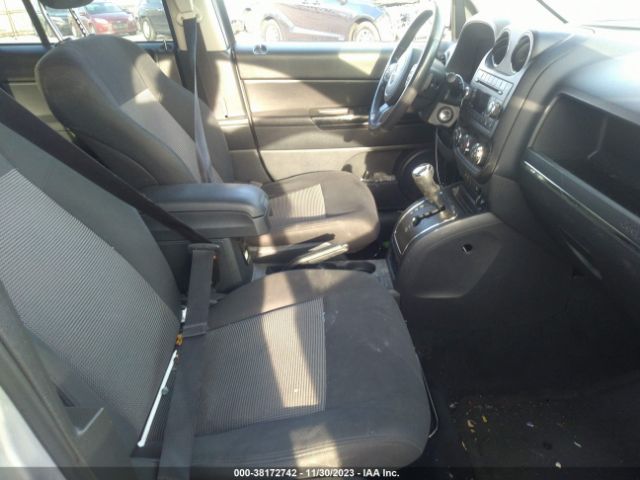 Photo 4 VIN: 1J4NT1FA7BD189982 - JEEP COMPASS 